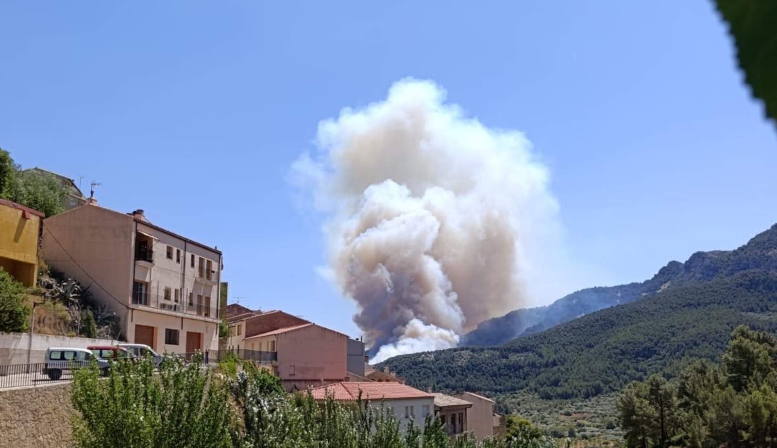 Incendi forestal als Ports: el vent de mestral empeny les flames i obliga a confinar pobles del Baix Ebre
