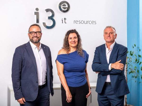 Sergio García Estradera, gerente de i3e; Eva Cifuentes, directora de RRHH; y Francisco García Parra, CEO fundador de la tecnológica. Sergio García Estradera, gerente de i3e; Eva Cifuentes, directora de RRHH; y Francisco García Parra, CEO fundador de la tecnológica.