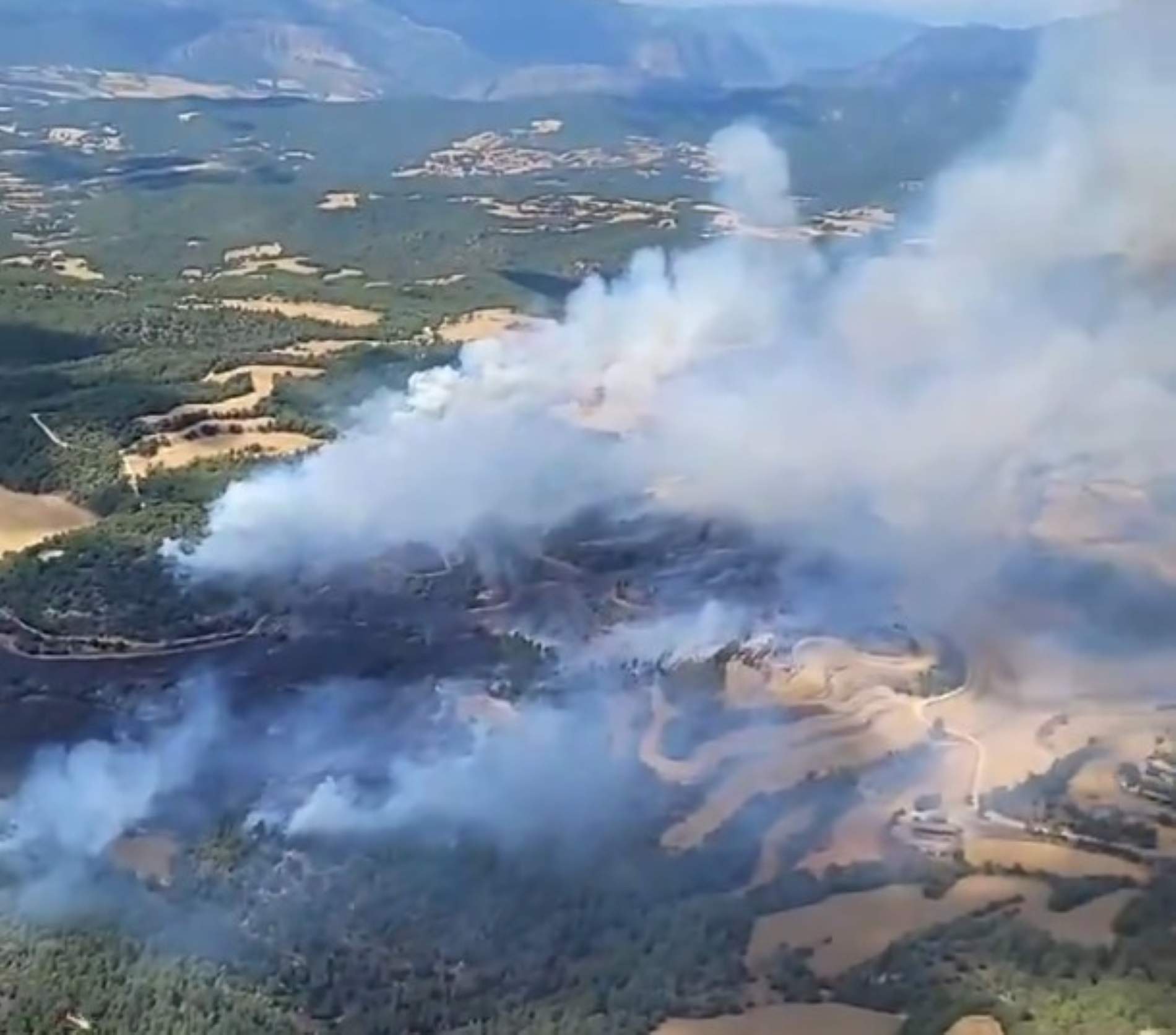 Un incendio en Pinell de Solsonès avanza sin control y ya han confinado tres pueblos