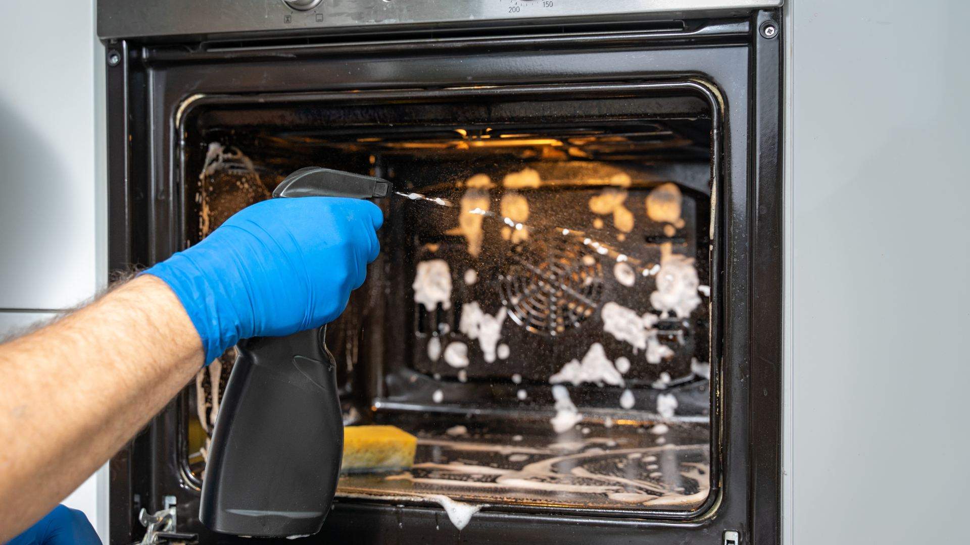 Aquest truc viral deixa el forn com nou sense productes cars ni esforç