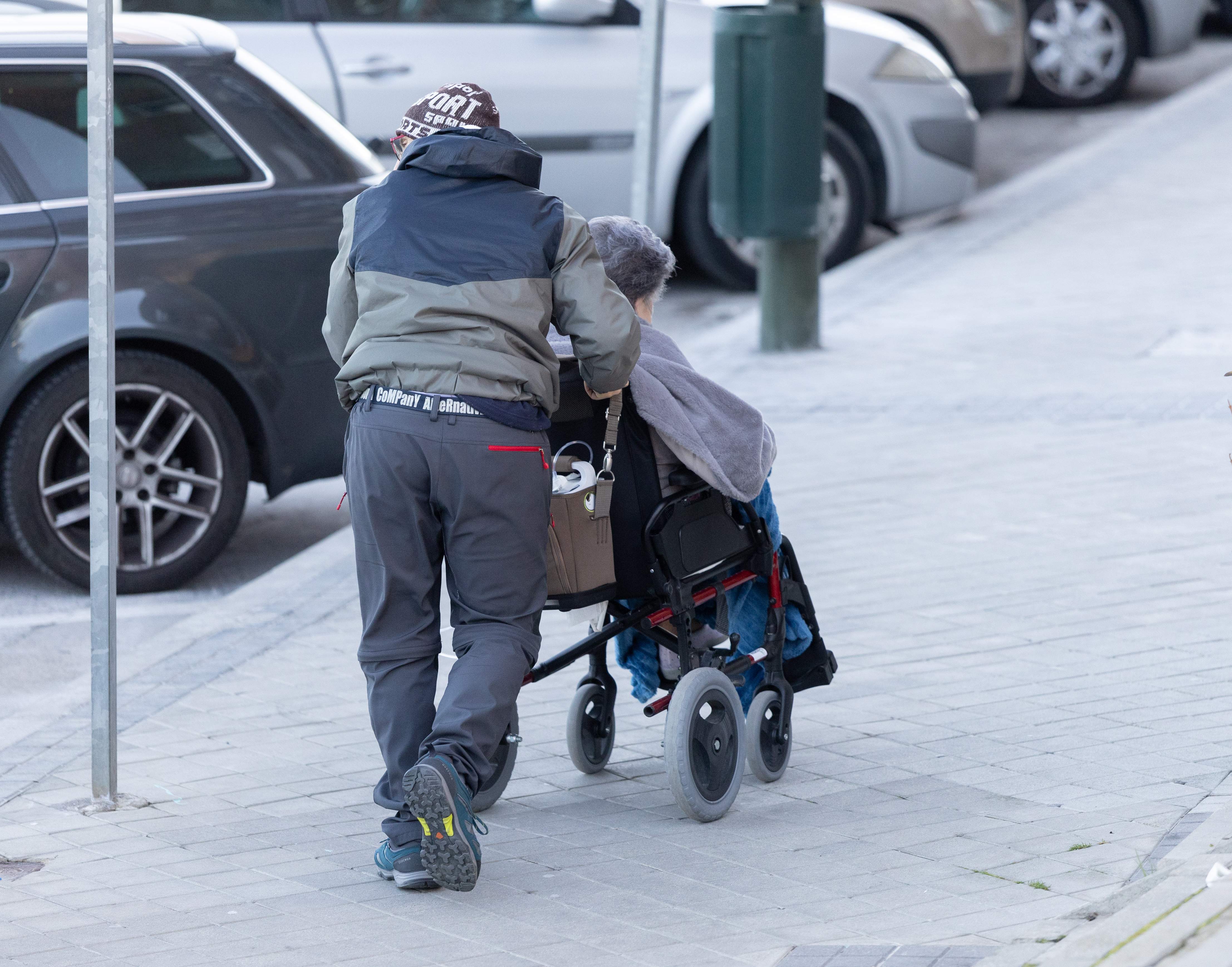 Catalunya i els llimbs de la dependència: lidera l'augment de persones en llista d'espera