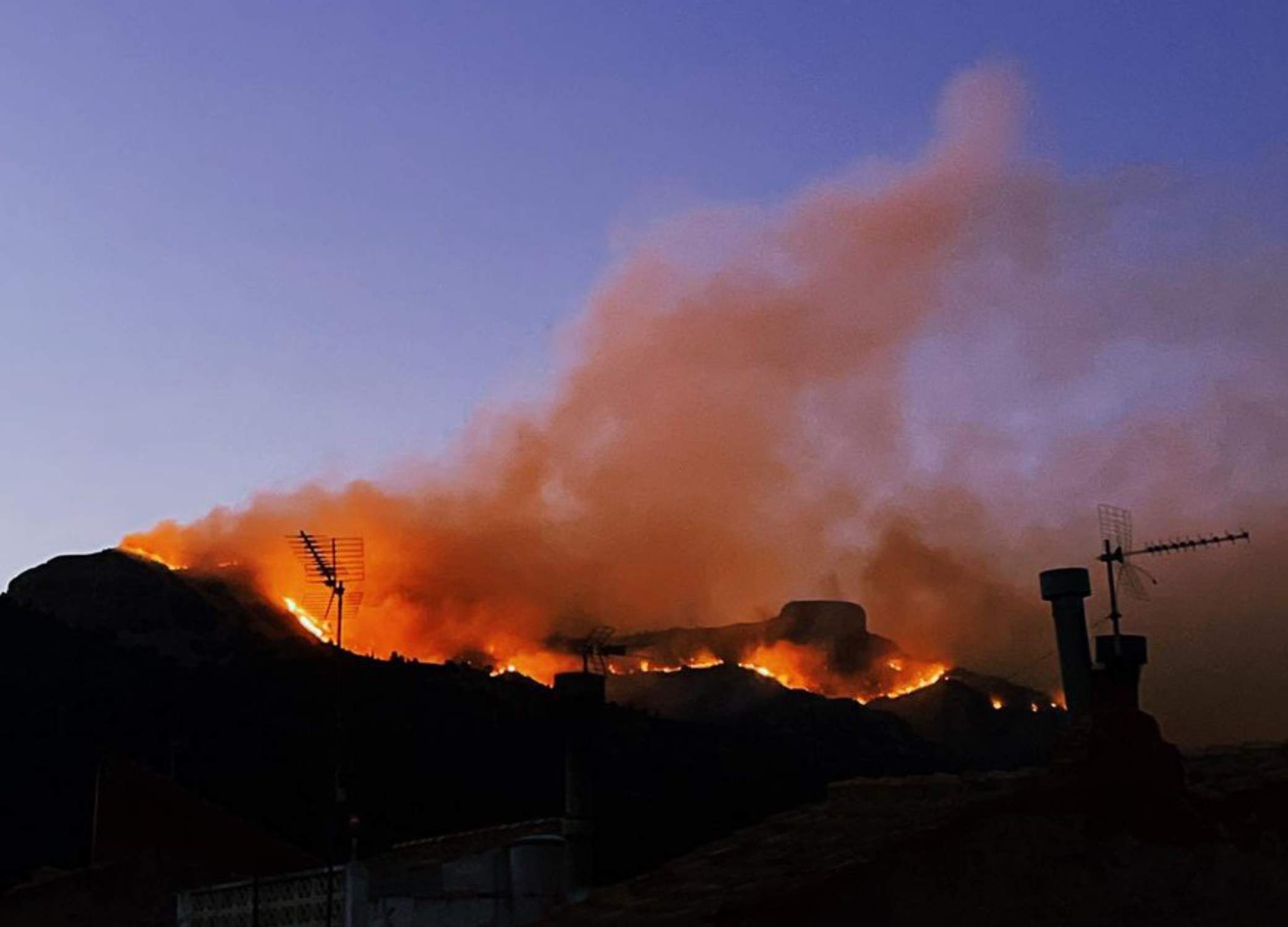 El viento de mistral complica el incendio de los Ports, que puede llegar a quemar más de 3.000 hectáreas