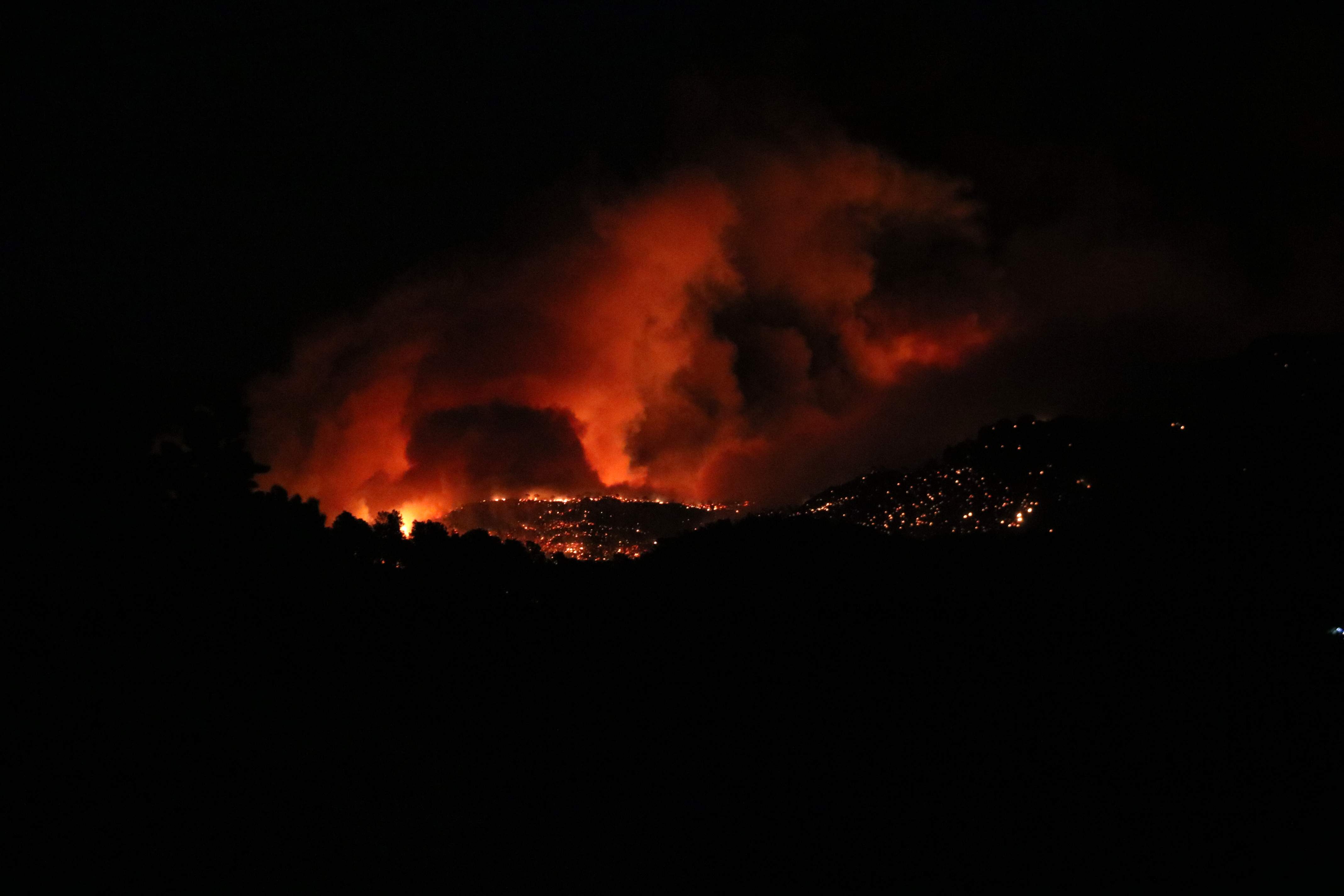 Noche crítica en el incendio de Els Ports: el fuego salta el Ebre, rodea pueblos y obliga a confinar más gente