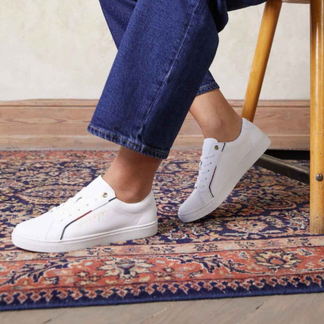 Sencillas pero icónicas: las zapatillas blancas de Tommy que combinan con todo