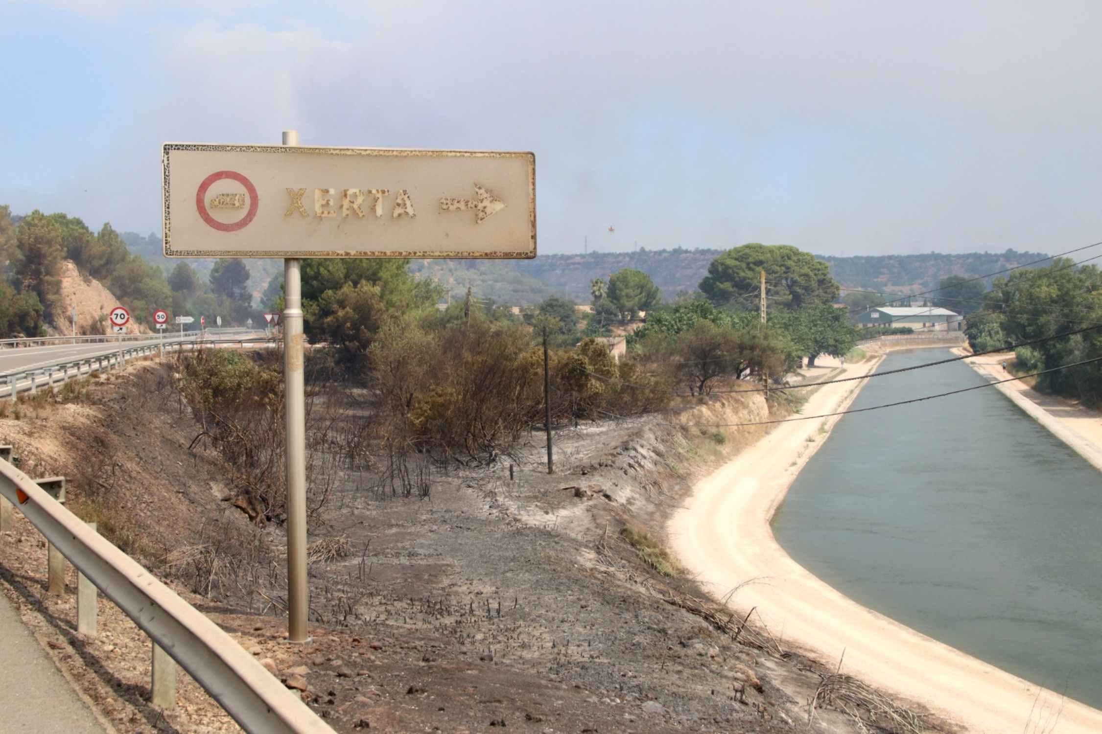 El paso de mistral a brisa marina cambia las reglas de juego del incendio de Els Ports, con 3.000 ha quemadas