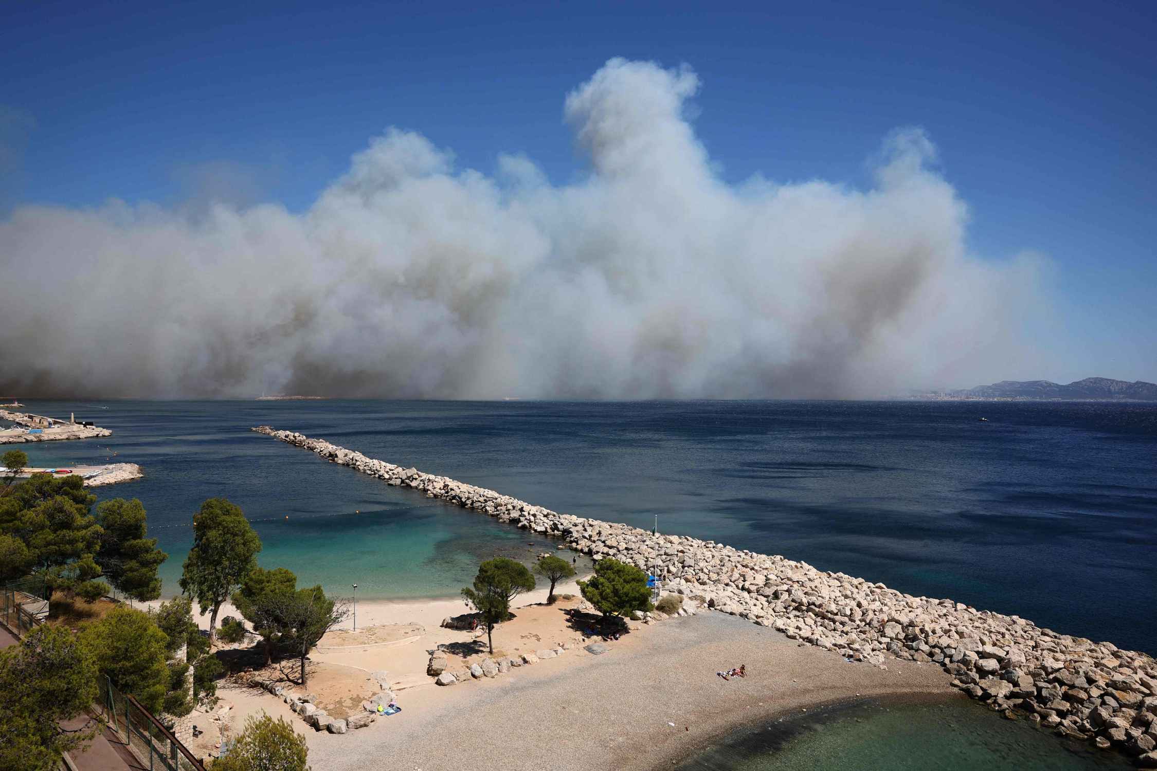 Un incendio forestal en Marsella obliga a confinar a miles de personas y a cerrar el aeropuerto
