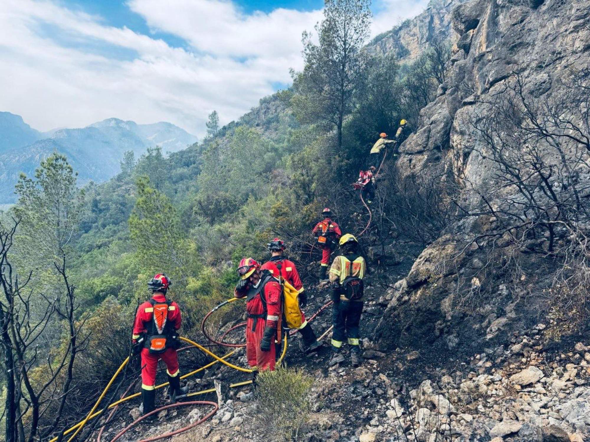 Mor un dels especialistes forestals dels Bombers fent tasques d'extinció a l'incendi dels Ports