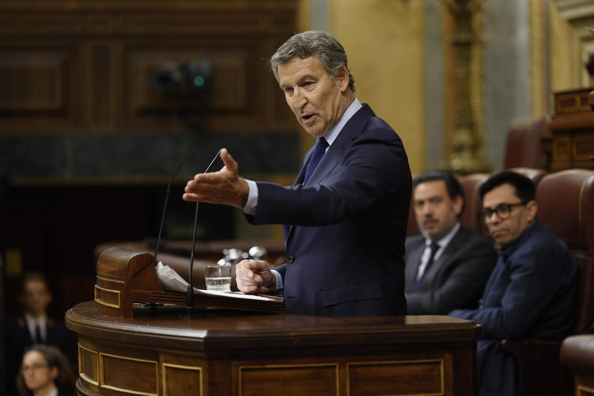 Feijóo a Sánchez: “Confessi tot el que sap, ajudi a tornar el botí i convoqui eleccions”
