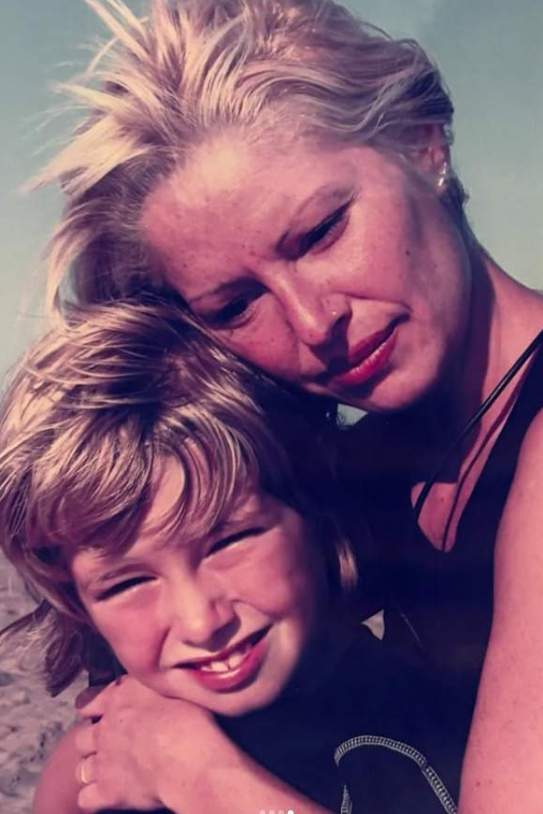 Mare i fill en una foto de l'àlbum familiar, Ig