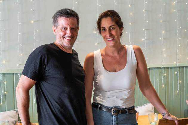 L’Anna Godes i l’Oriol Fité, sala i cuina del Verdaguer / Foto: Marta Garreta L’Anna Godes i l’Oriol Fité, sala i cuina del Verdaguer / Foto: Marta Garreta