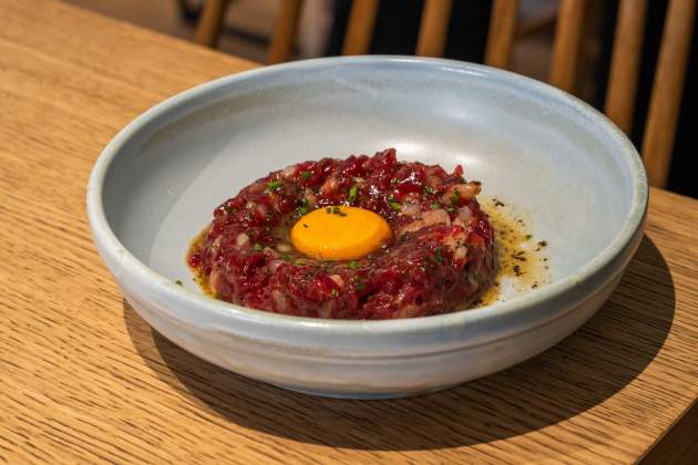 El tàrtar de gamba vermella i tonyina amb emulsió de soja, ou i tòfona del Verdaguer / Foto: Marta Garreta El tàrtar de gamba vermella i tonyina amb emulsió de soja, ou i tòfona del Verdaguer / Foto: Marta Garreta