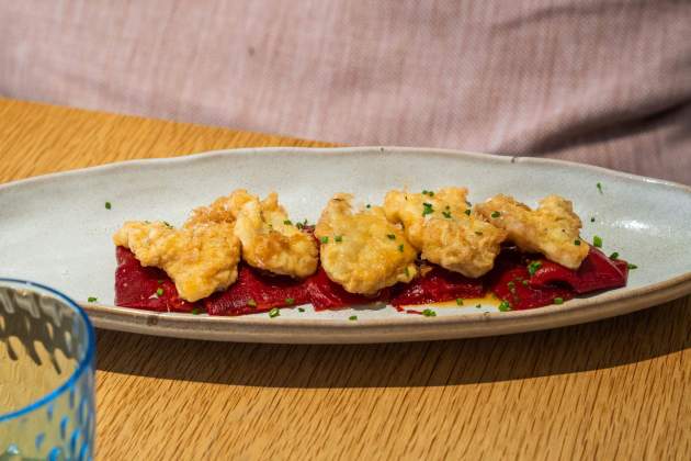 La kokotxa de bacallà arrebossada amb pebrots del piquillo del Verdaguer / Foto: Marta Garreta La kokotxa de bacallà arrebossada amb pebrots del piquillo del Verdaguer / Foto: Marta Garreta