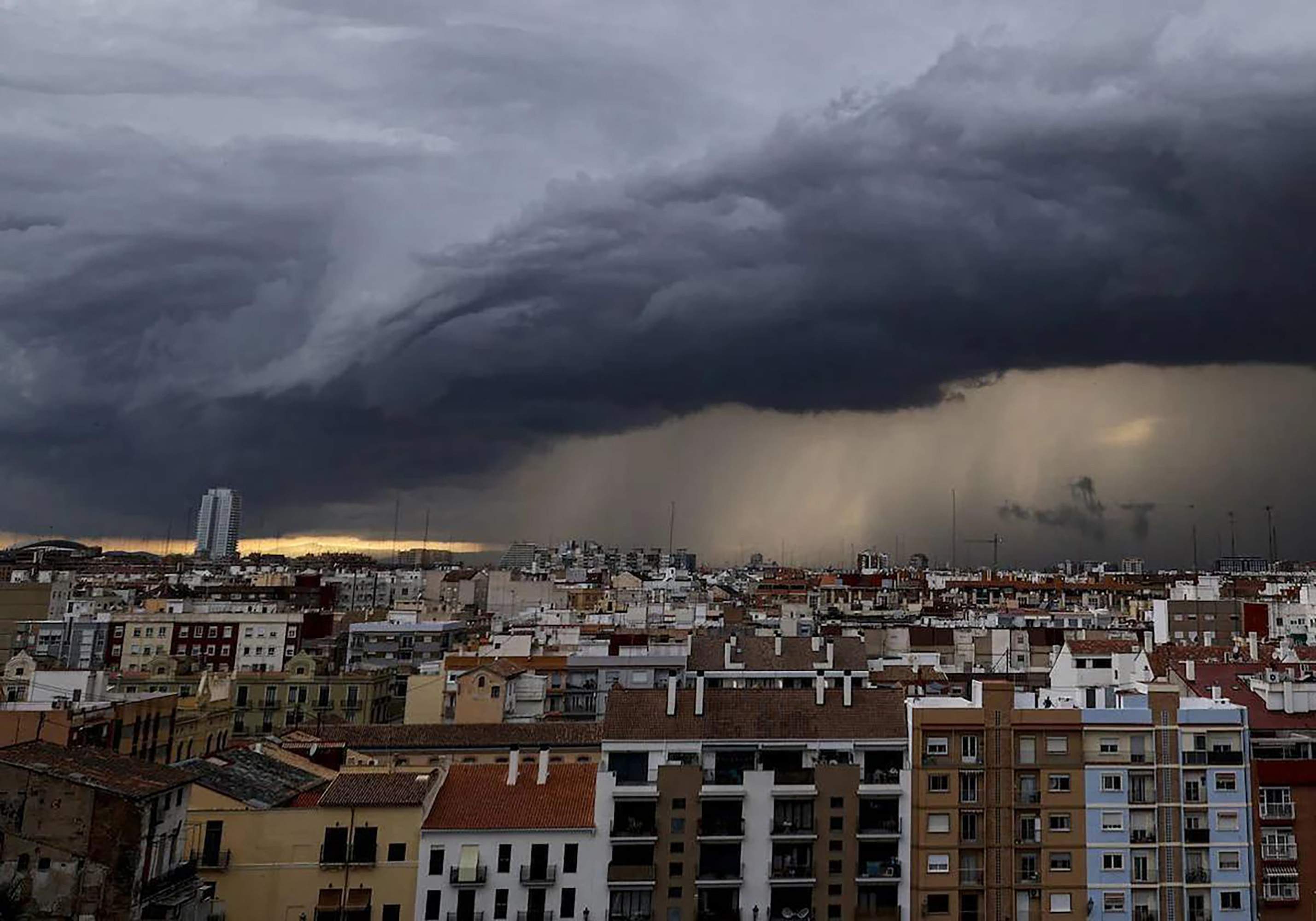 Tornen les tempestes a l'interior de Catalunya en espera d'una possible DANA explosiva