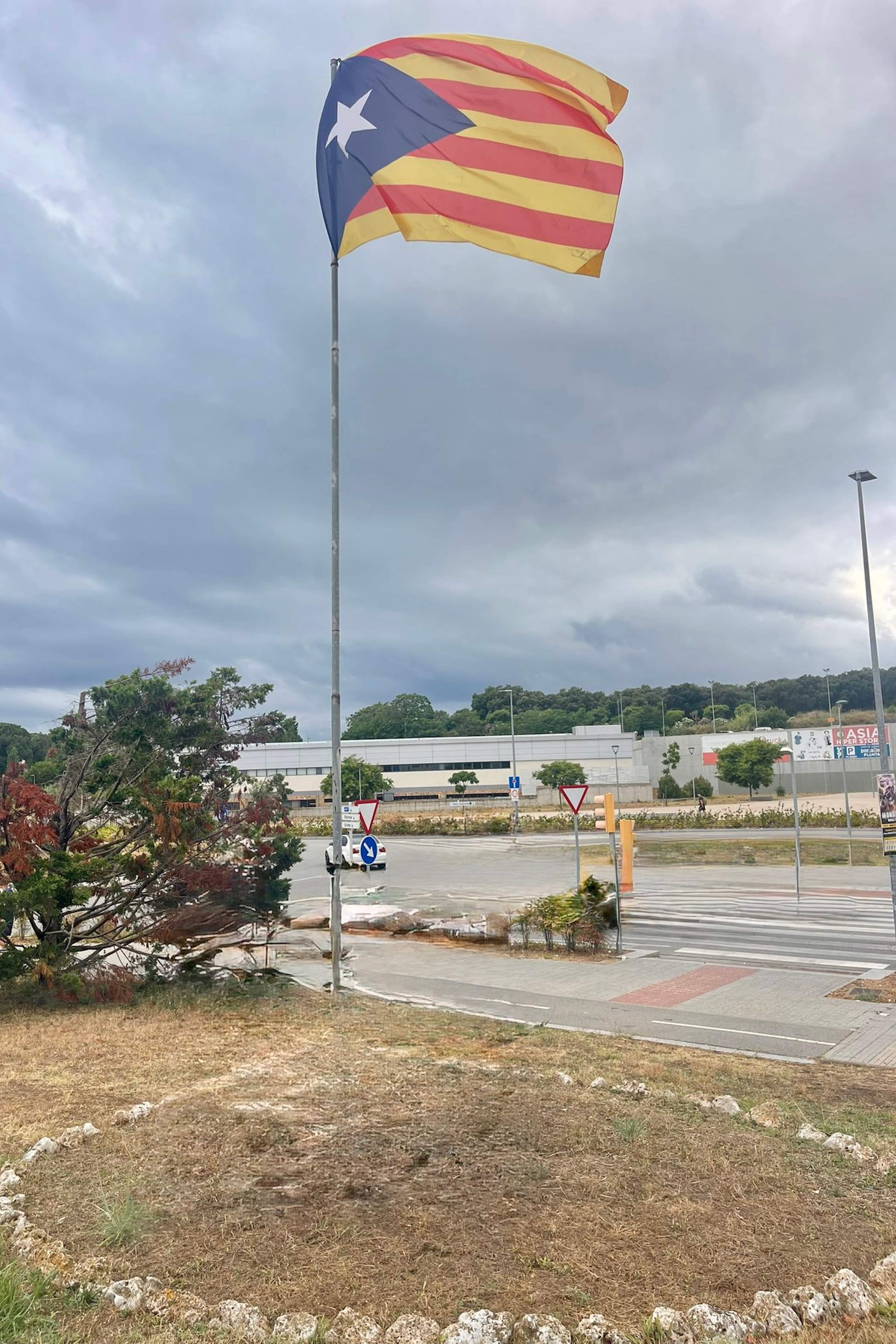 L'Ajuntament de Lloret de Mar ordena la retirada de l'estelada a l'entrada del municipi