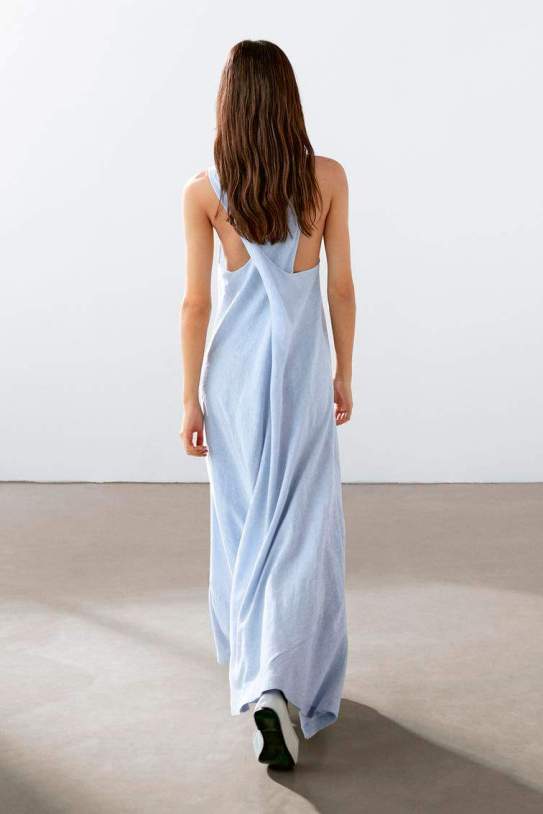 Vestit llarg fluid detalli esquena Vestit llarg fluid detalli esquena