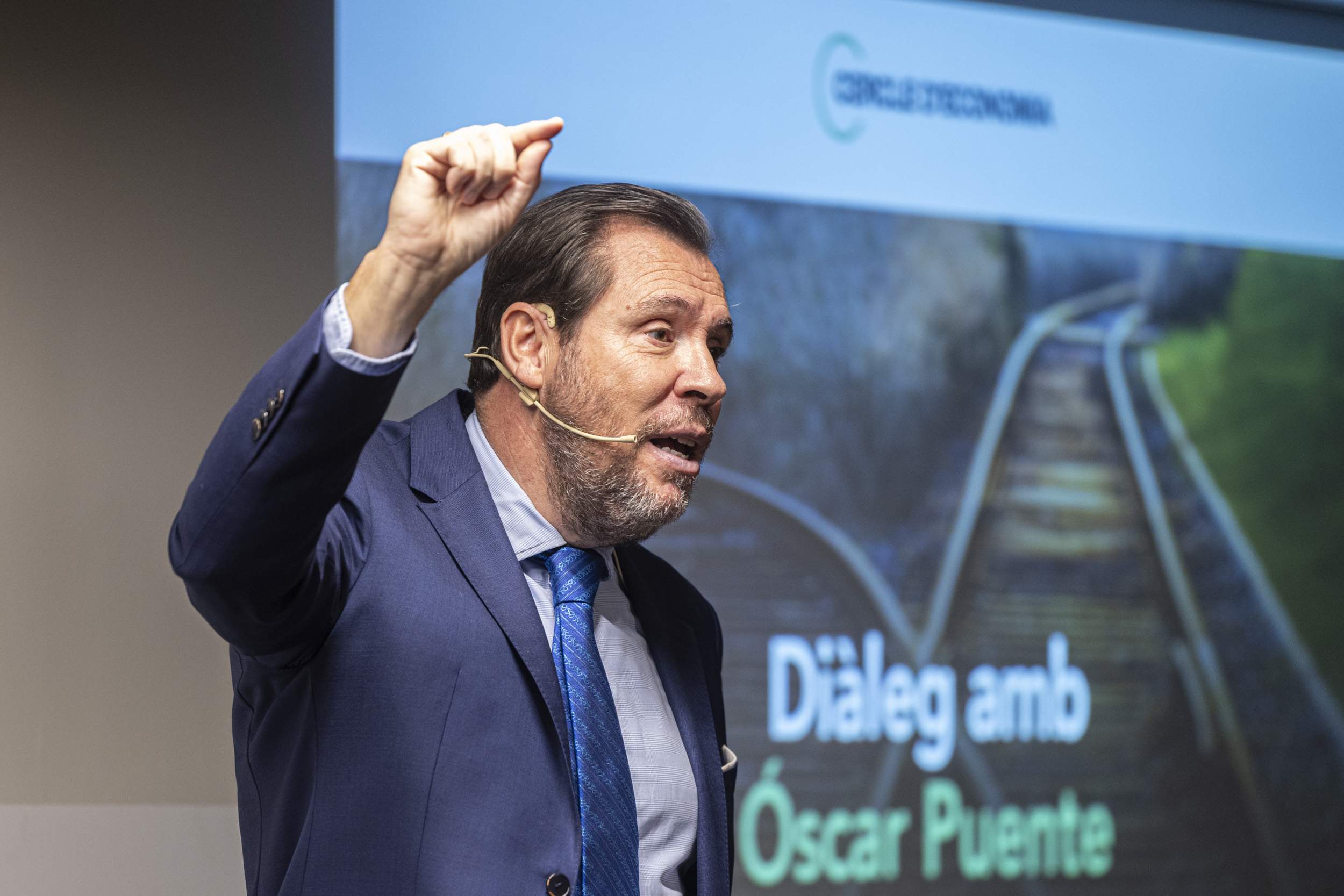 Puente avisa els empresaris catalans que Sánchez preveu resistir tot i "l'assetjament": "Però depèn..."