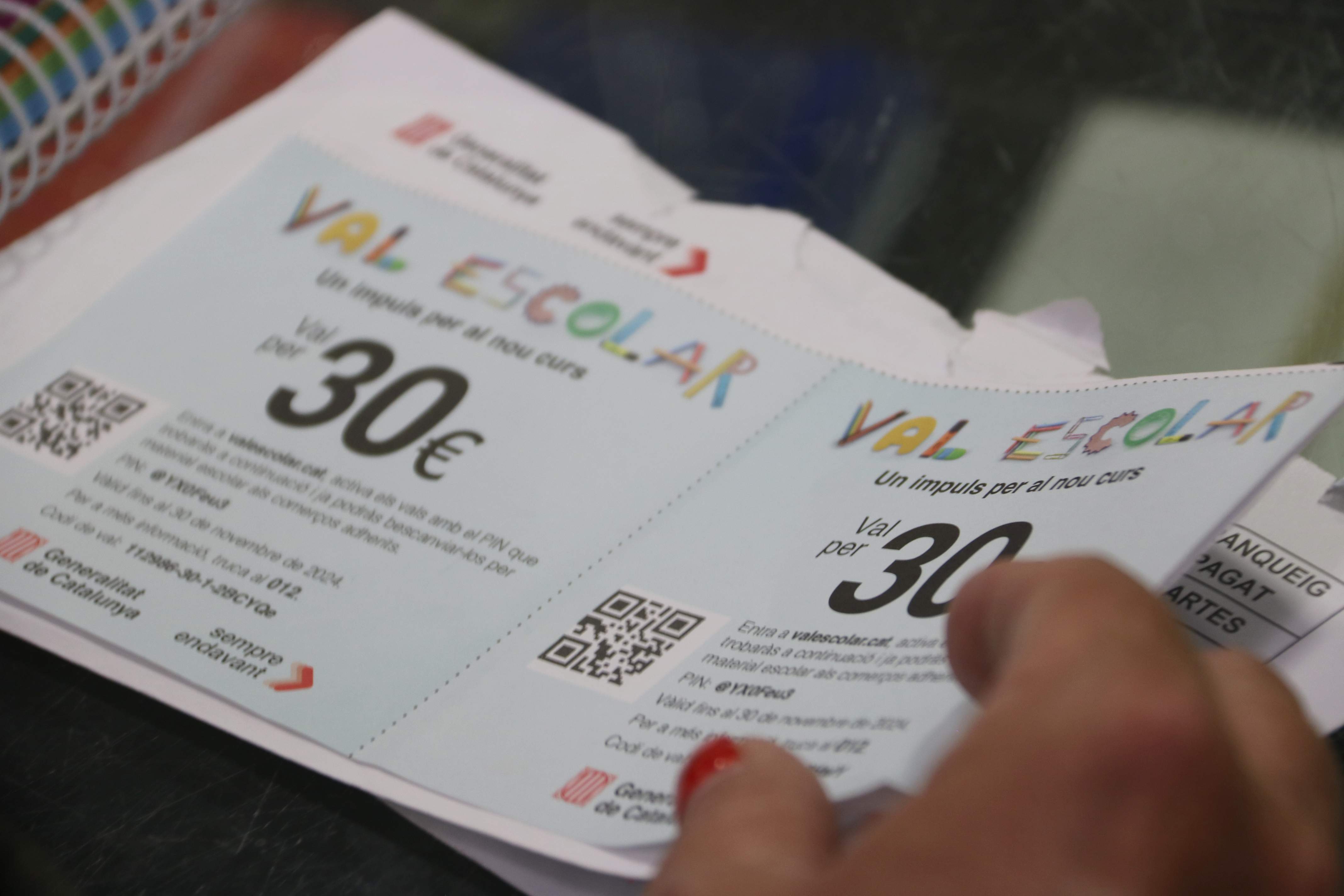 Més polèmica amb el val escolar del Govern: denuncien mala praxi a l'hora de bescanviar-lo