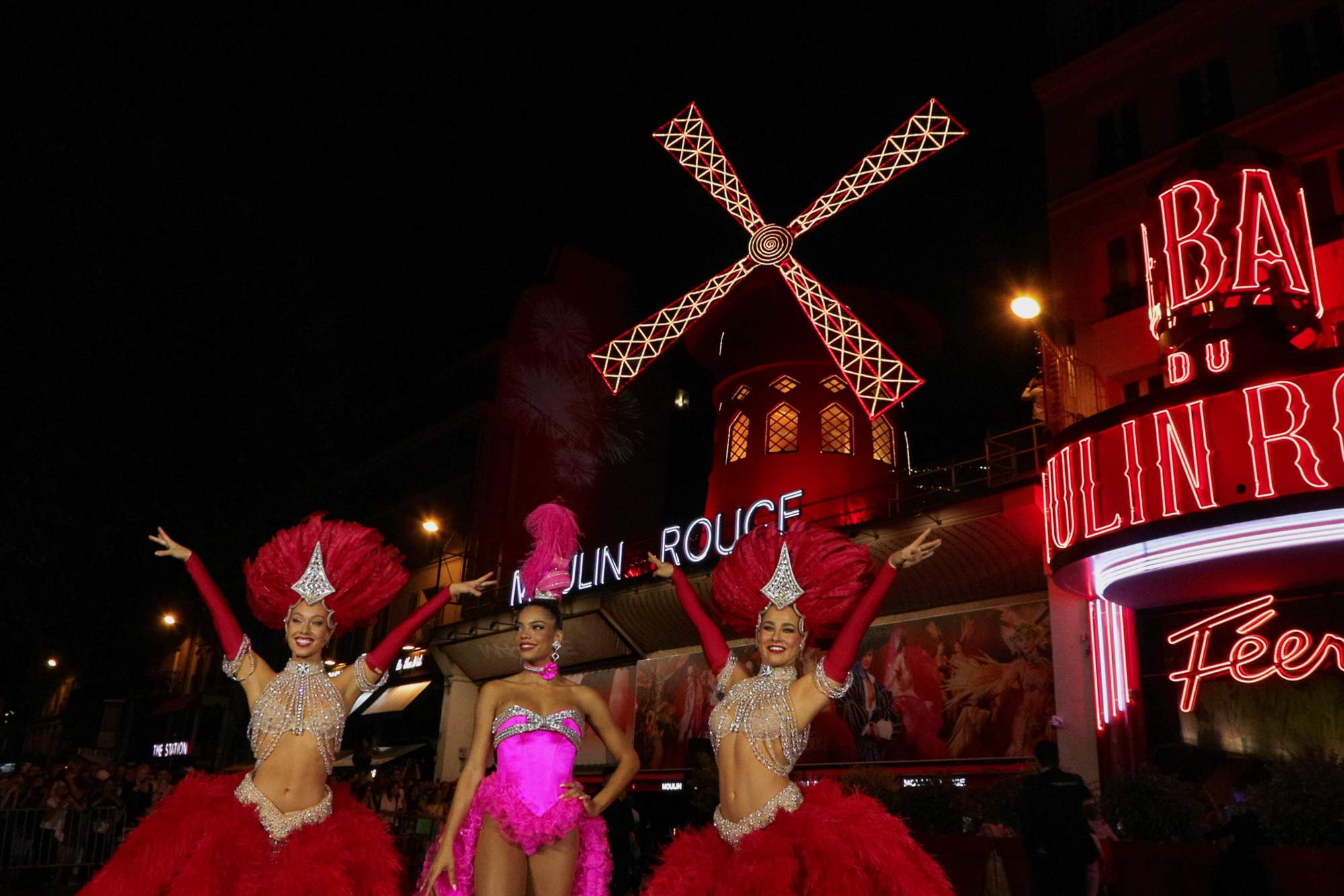 El Moulin Rouge recupera sus aspas rojas