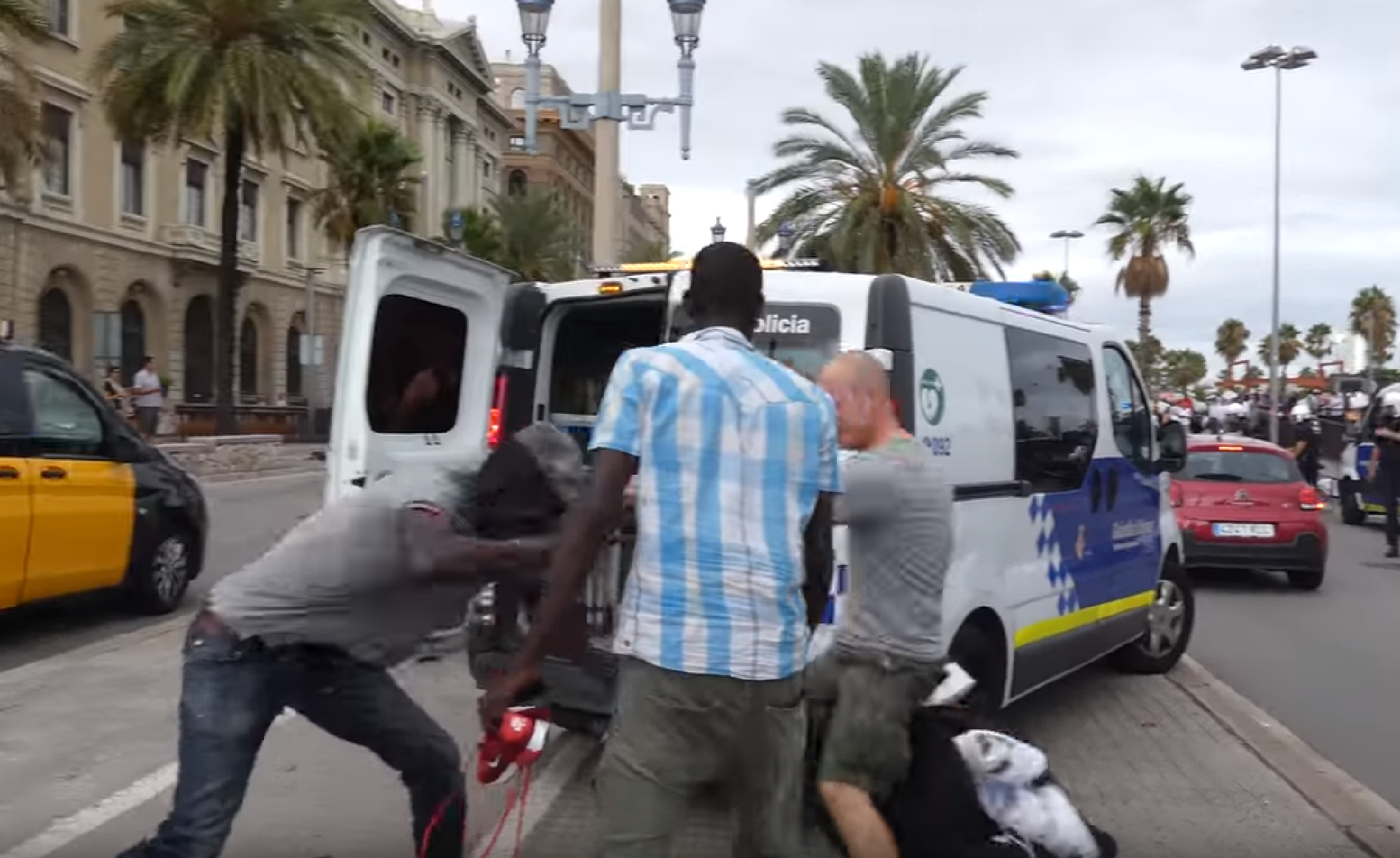 VÍDEO: Un grupo de manteros se enfrentan a la Guardia Urbana
