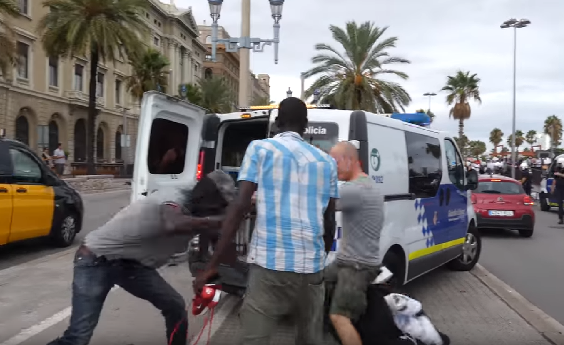 VÍDEO: Un grup de manters s'enfronten a la Guàrdia Urbana