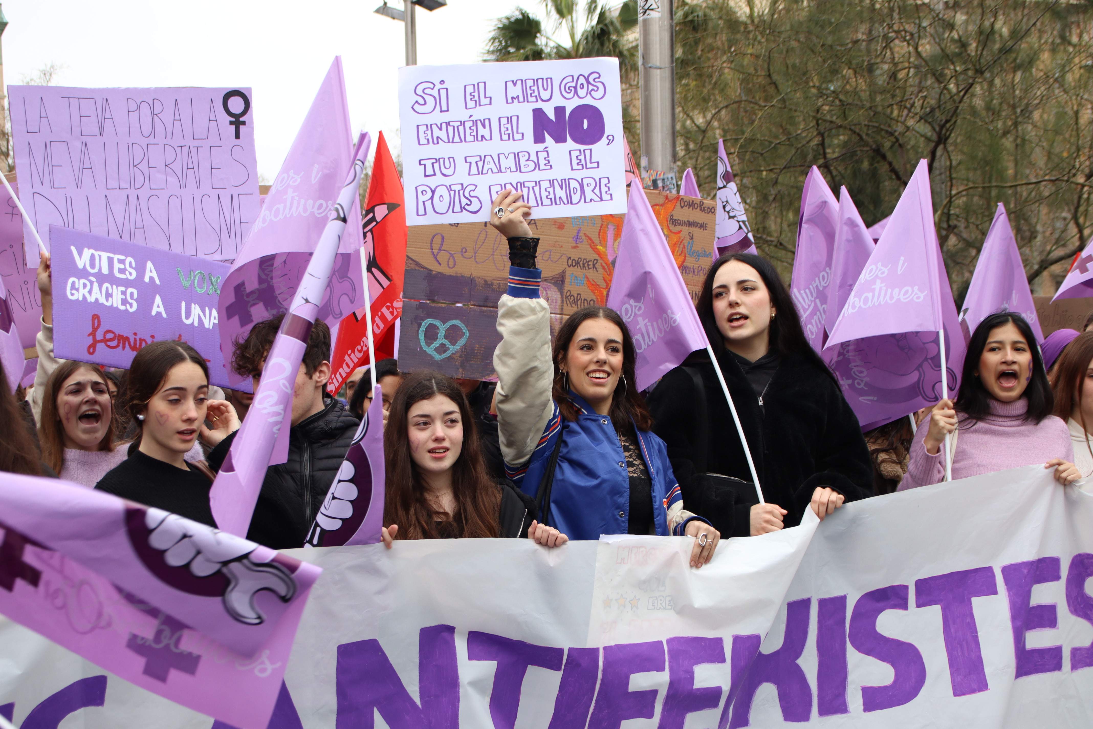 La bretxa entre els adolescents: elles, més feministes; i ells, amb un discurs cada vegada més en contra