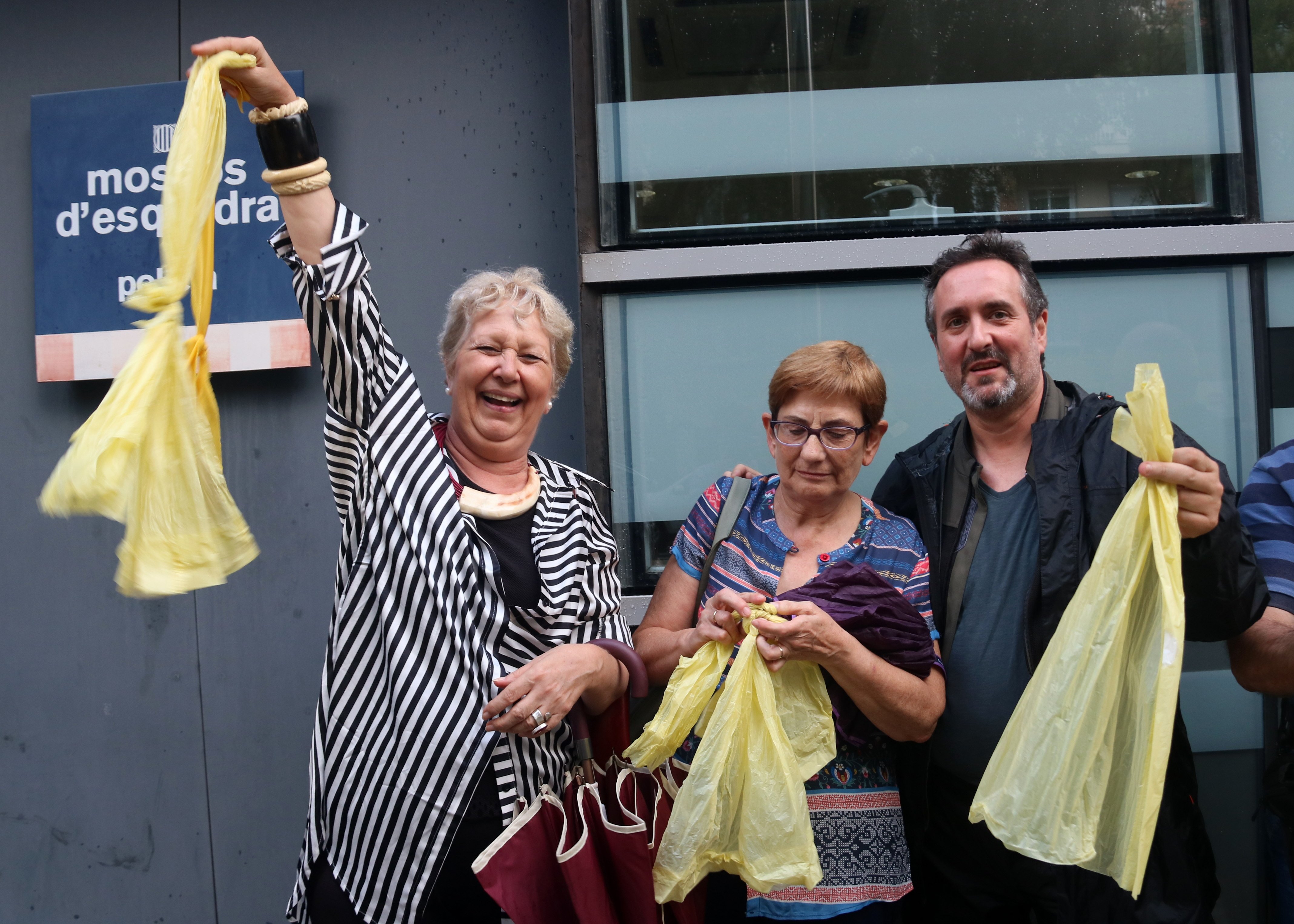 Una vintena de persones s'"autodenuncien" per retirar llaços grocs