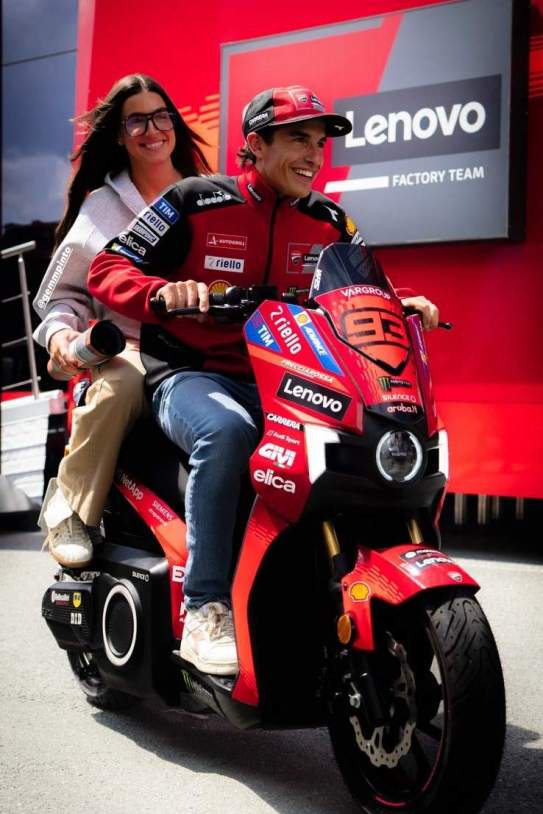 Gemma Pinto y Marc Márquez encima de la moto / Instagram Gemma Pinto y Marc Márquez encima de la moto / Instagram