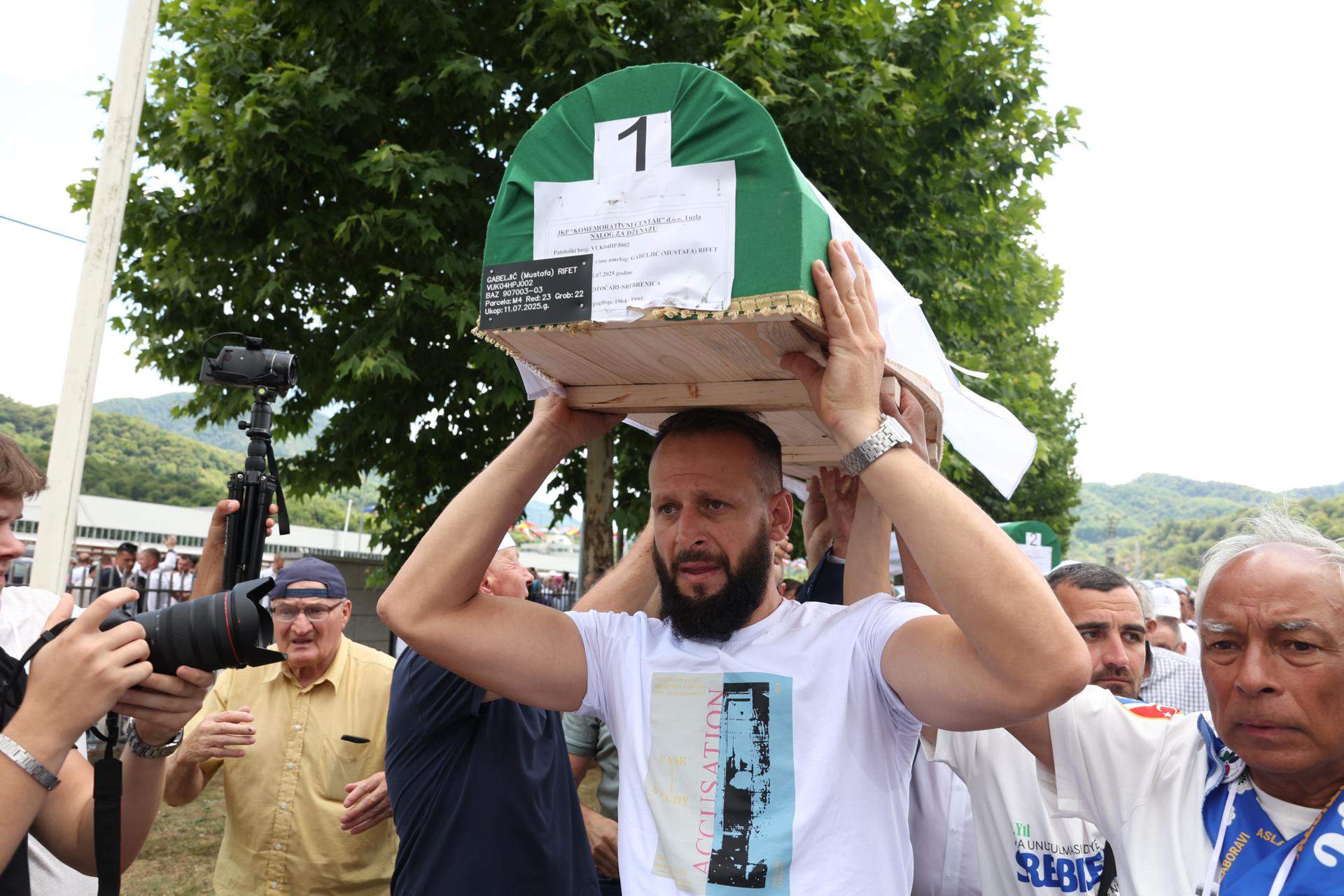 Taüts arribant el 2025 al Cementiri de Potocari, Srebrenica (Bòsnia i Hercegovina) / EFE Taüts arribant el 2025 al Cementiri de Potocari, Srebrenica (Bòsnia i Hercegovina) / EFE