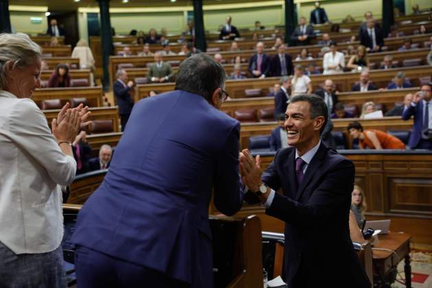 Pedro Sánchez aplaudeix somriu ple Congrés EFE Pedro Sánchez aplaudeix somriu ple Congrés EFE