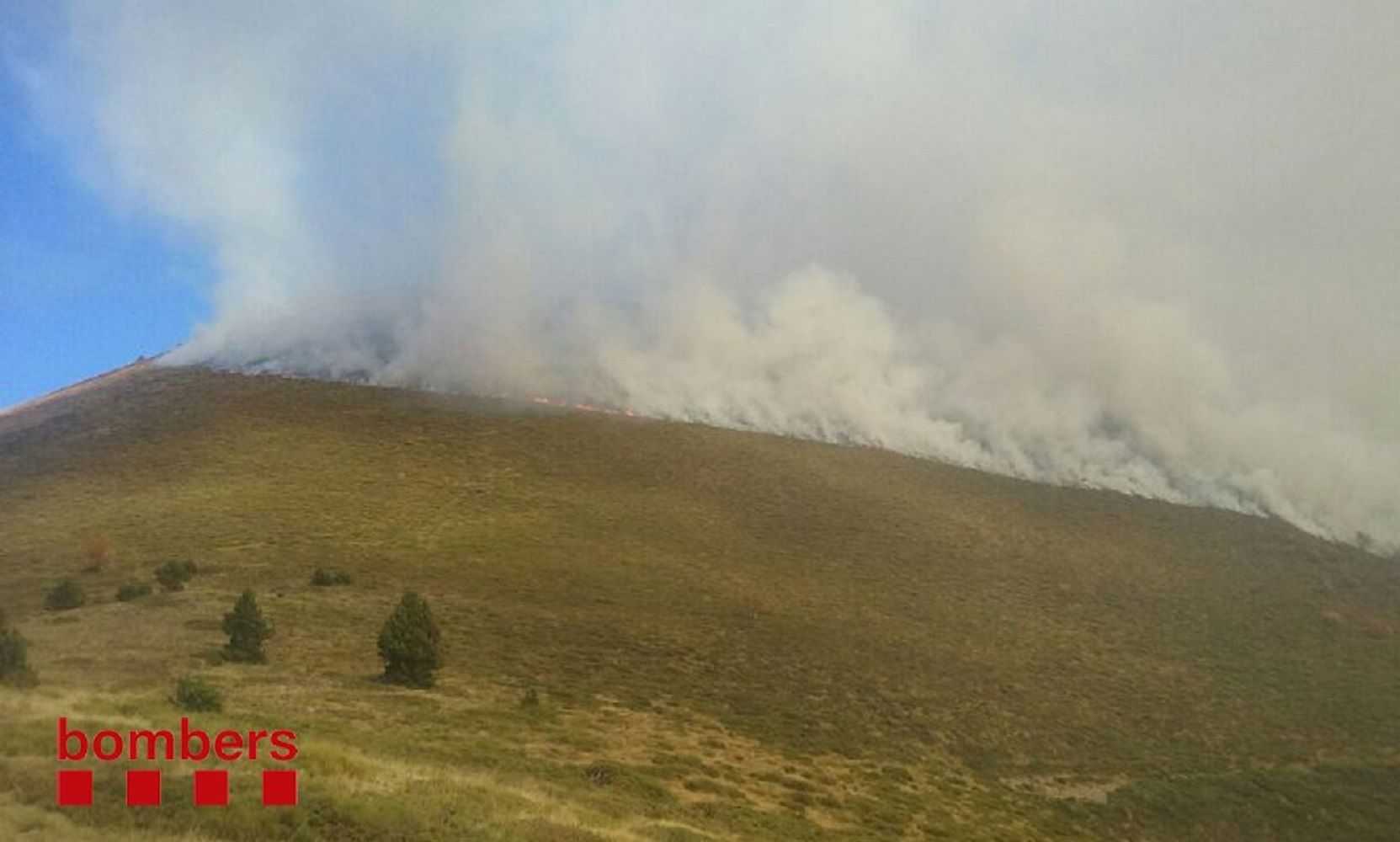 Nueve dotaciones terrestres y cuatro aéreas trabajan en la extinción del fuego del Pallars Sobirà