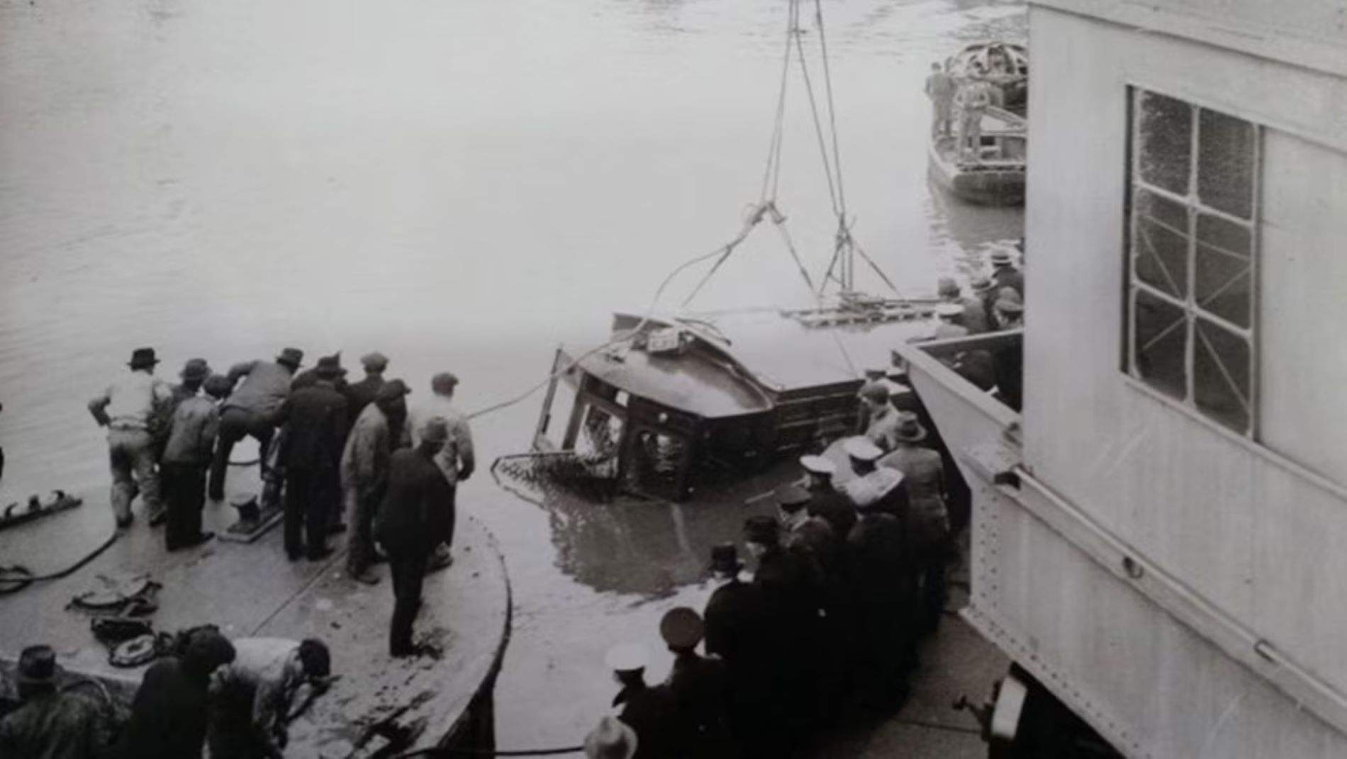 El tramvia del Pont Bosch de Buenos Aires cau al riu i mor quasi tot el passatge