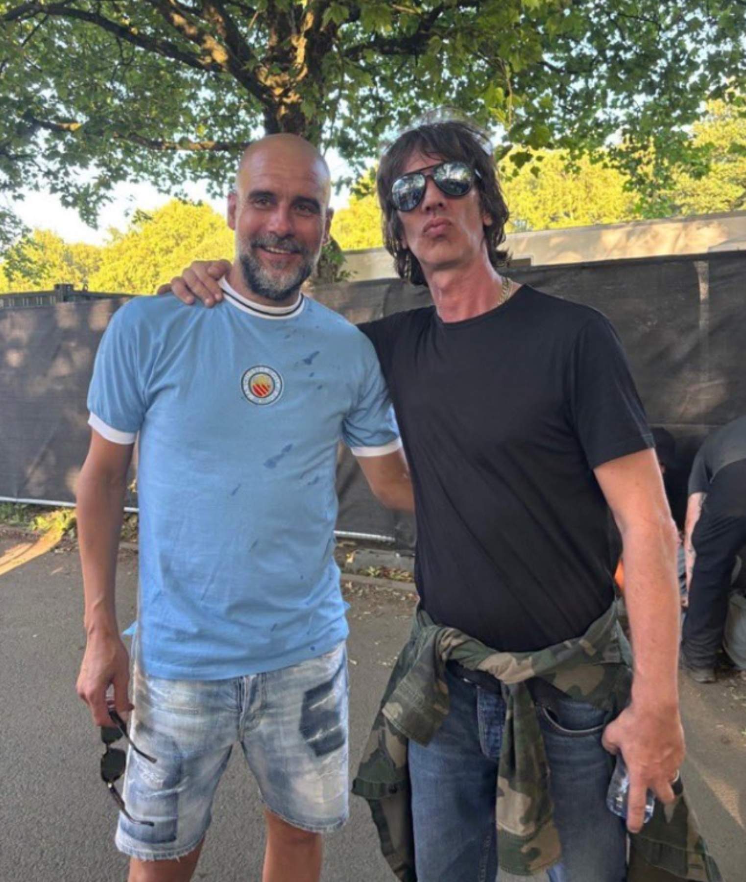 Pep Guardiola con Richard Ashcroft concierto Oasis X, Twitter Pep Guardiola con Richard Ashcroft concierto Oasis X, Twitter