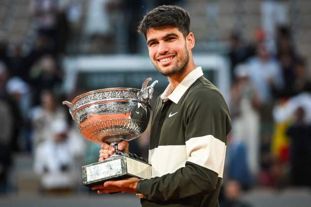 Alcaraz amb el trofeu de Roland Garros / Foto: Europa Press Alcaraz amb el trofeu de Roland Garros / Foto: Europa Press
