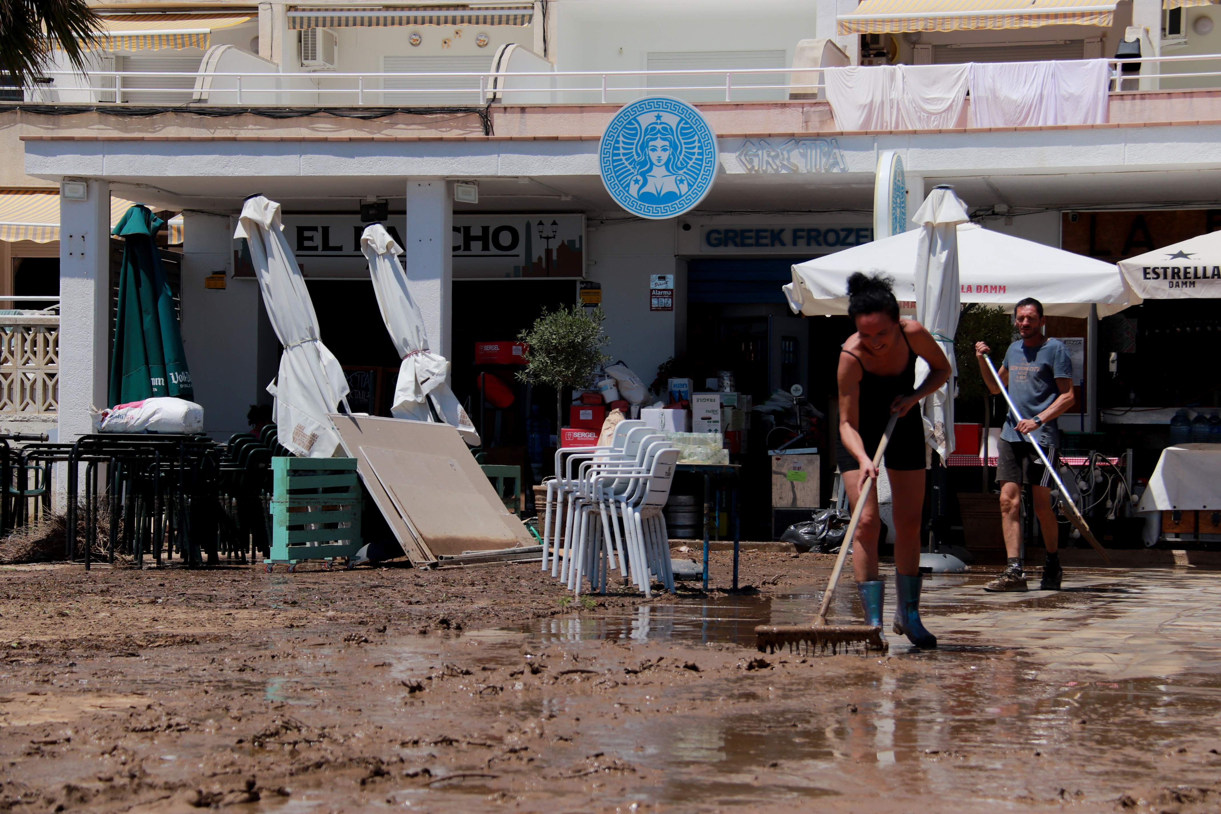 L'endemà de les inundacions a Cubelles: carrers plens de fang, baixos inundats i cotxes malmesos
