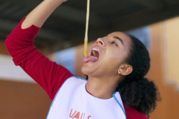 Reportera BBC menjant calçots Foto BBC