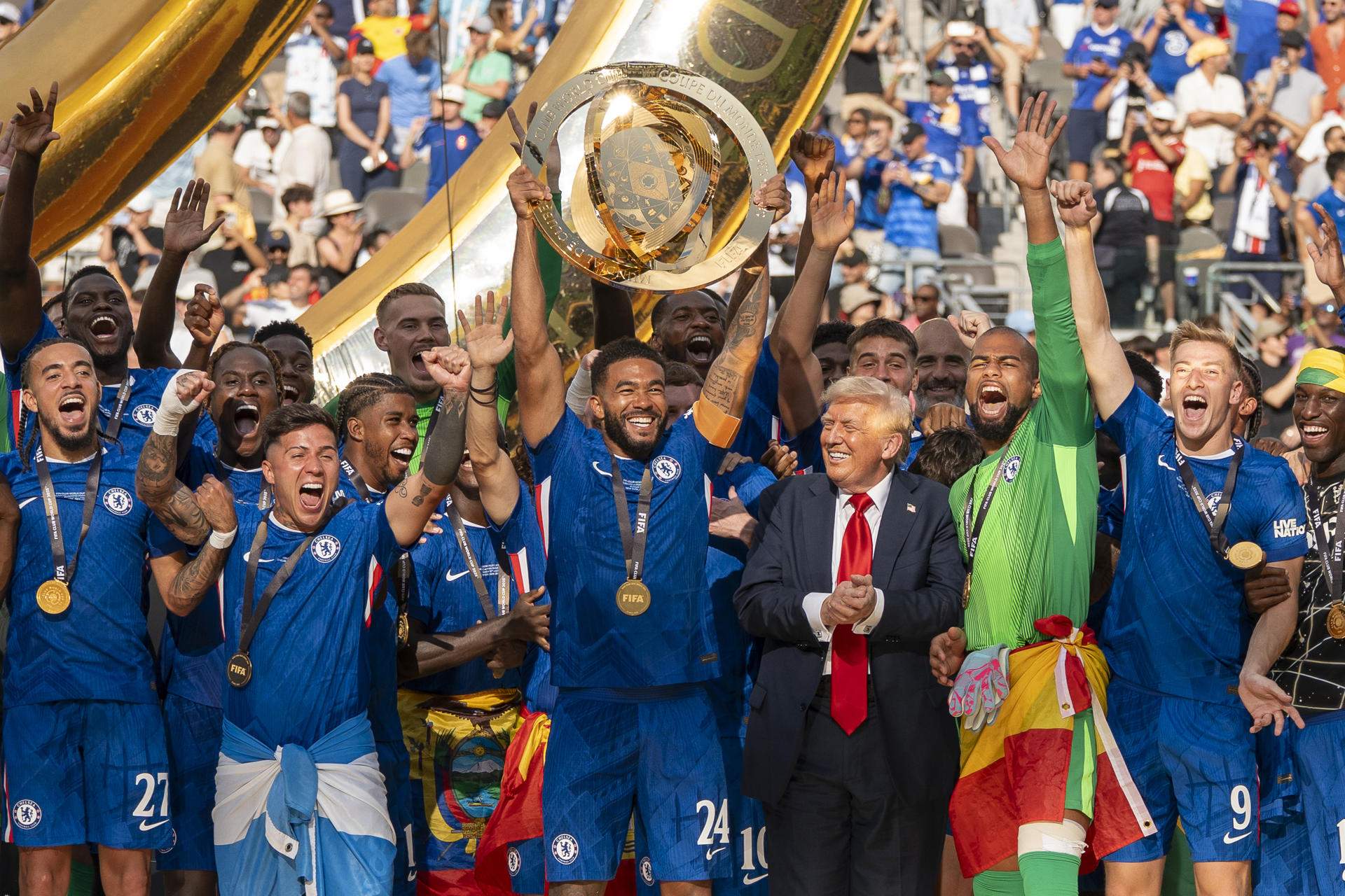 Donald Trump se cuela en la celebración del Chelsea tras ganar el Mundial de Clubs