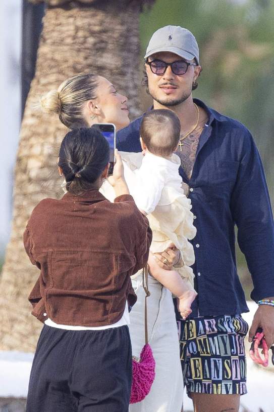 Alejandra Rubio i Carlo COstanzia fent se fotos familiars per Eivissa Gtres Alejandra Rubio i Carlo COstanzia fent se fotos familiars per Eivissa Gtres