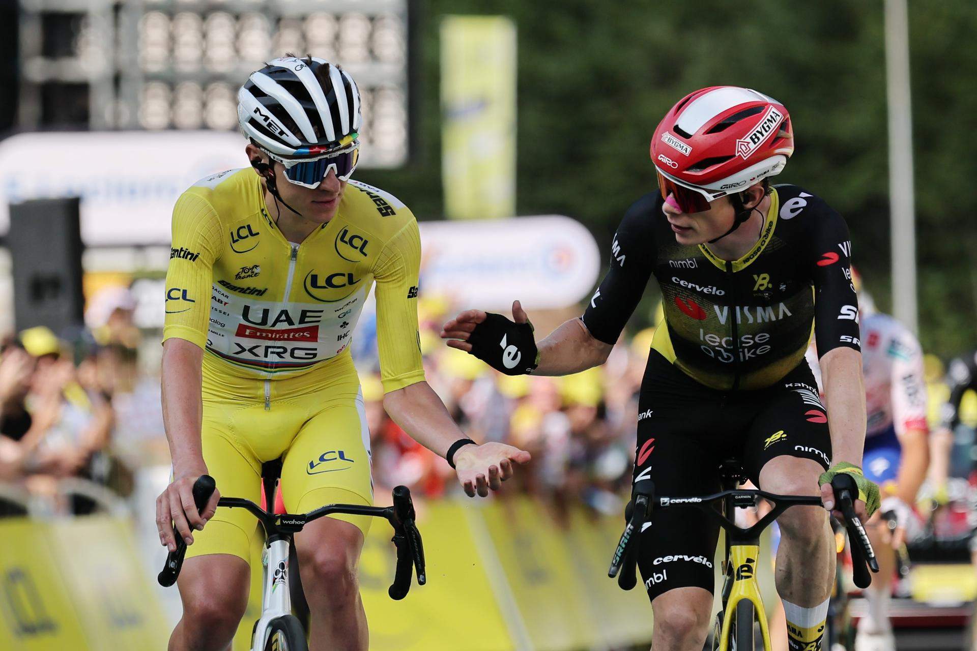 Simon Yates se exhibe en el Puy de Sancy en un Tour de Francia que tiene cambio de líder
