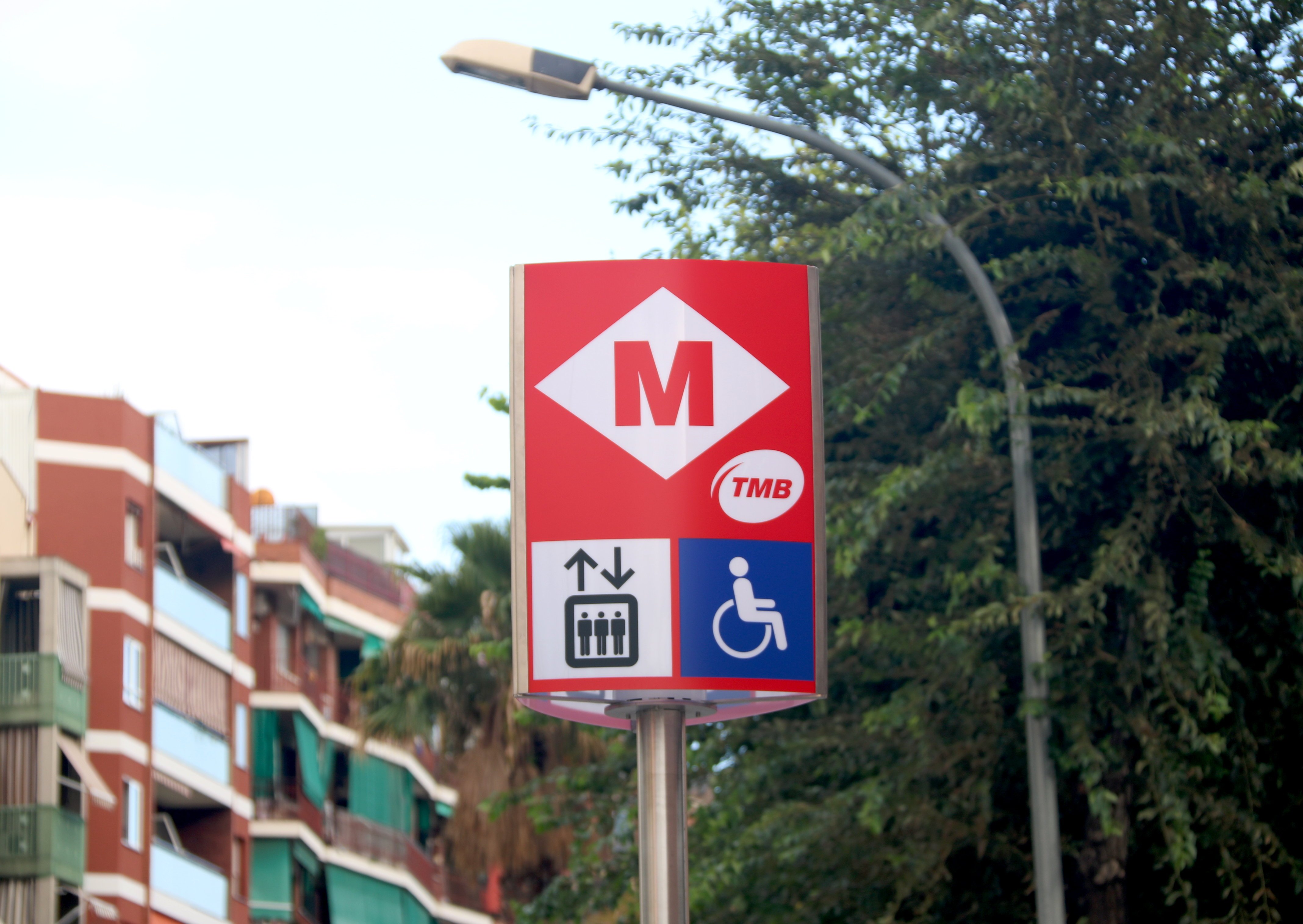 Dos vigilantes del metro heridos leves al ser agredidos por un grupo de pasajeros