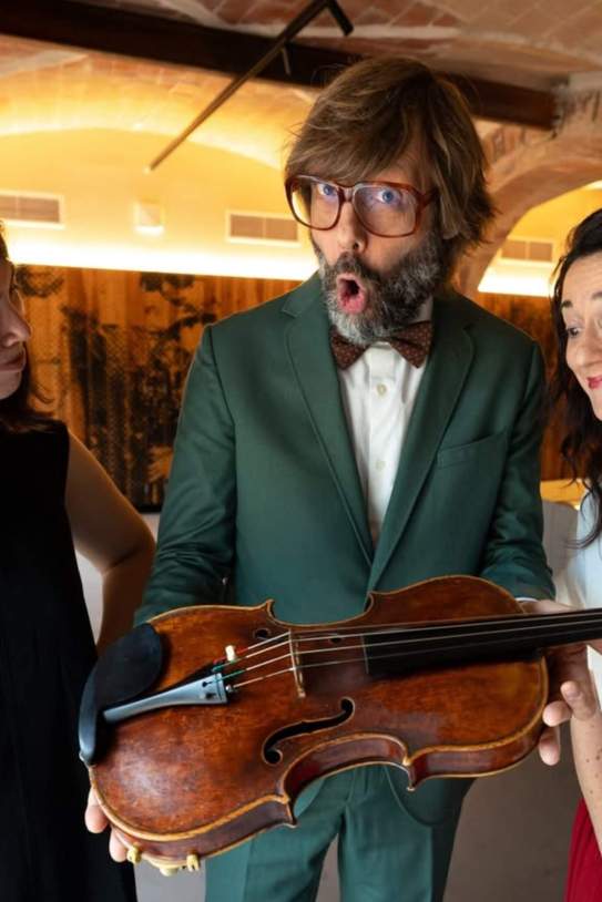 Òscar Dalmau ensenyant un violí Instagram Òscar Dalmau ensenyant un violí Instagram