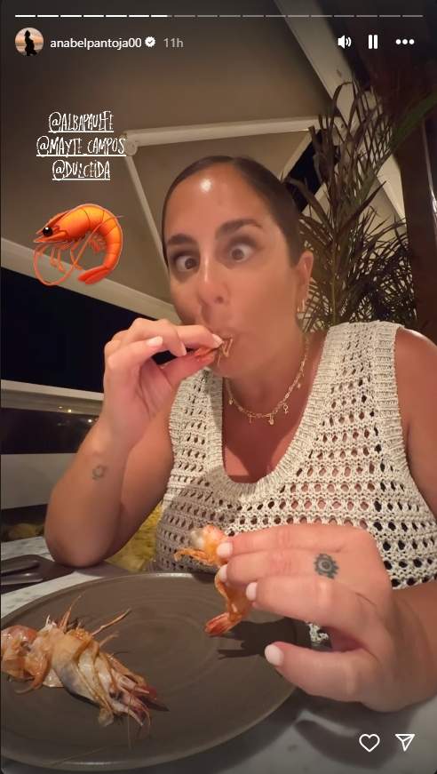 Anabel Pantoja tastant una gamba de palamós Instagram (1) Anabel Pantoja tastant una gamba de palamós Instagram (1)
