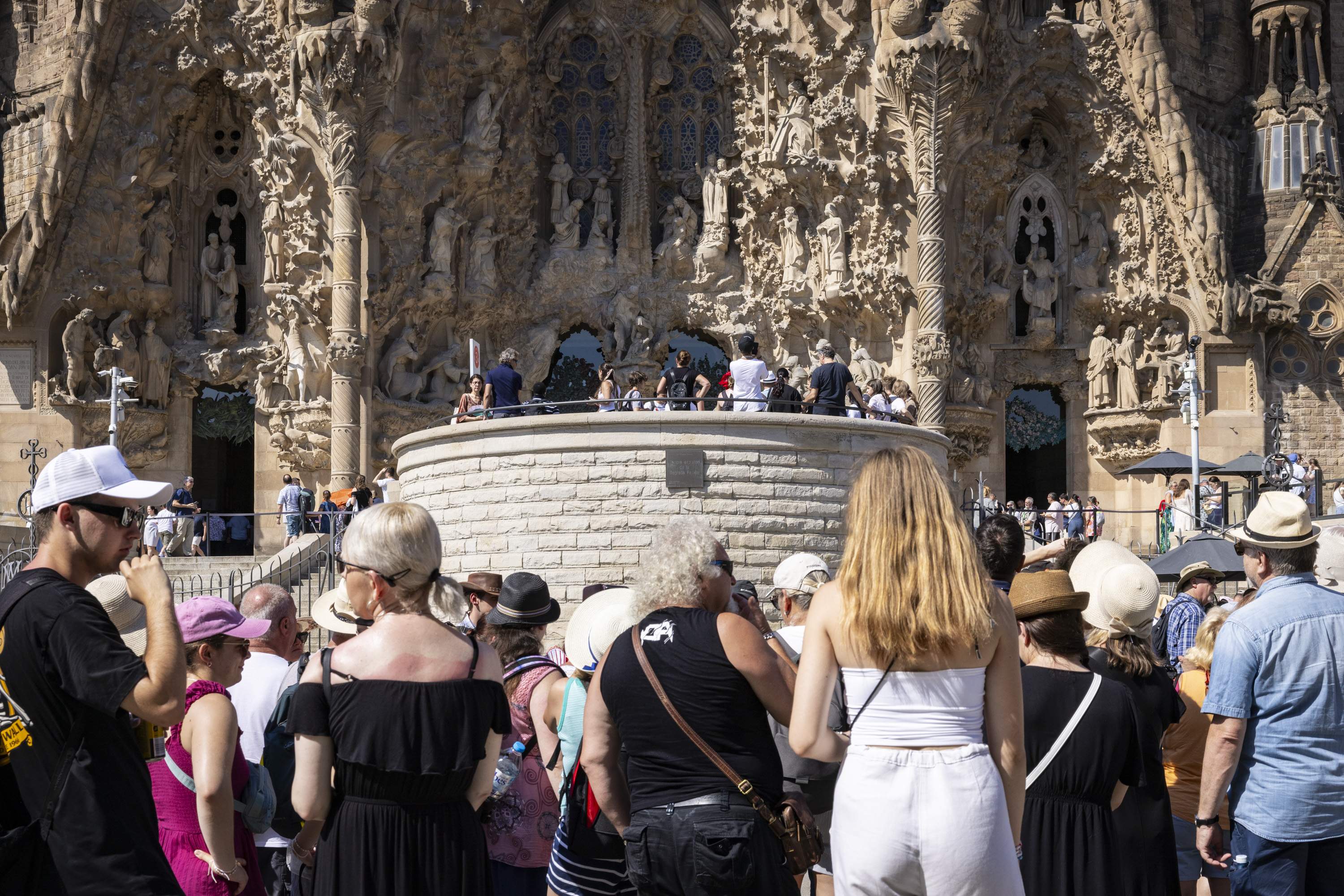 Los guías turísticos de Barcelona se movilizan contra la nueva gestión municipal de los autocares