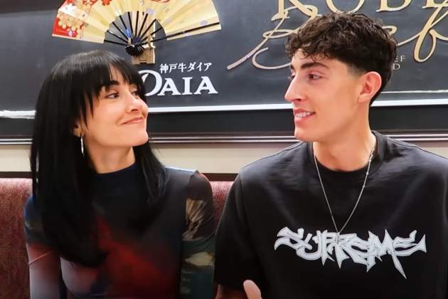 Aitana y Plex mirándose YouTube Aitana y Plex mirándose YouTube