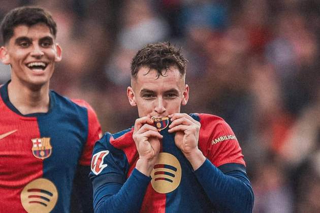 Marc Casadó fent un petó a l'escut Instagram Marc Casadó fent un petó a l'escut Instagram