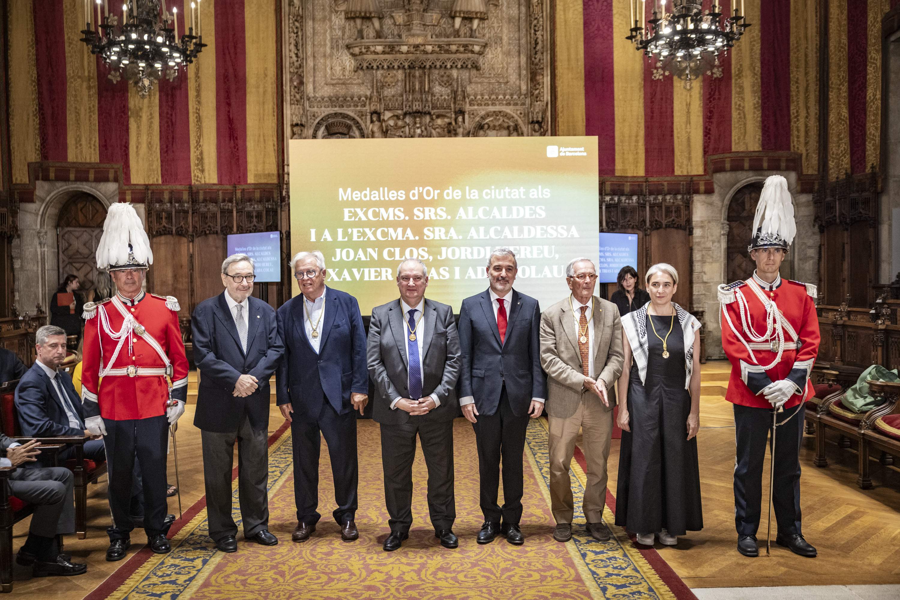 Barcelona reconeix amb la Medalla d’Or els alcaldes Clos, Hereu i Trias i l’alcaldessa Colau