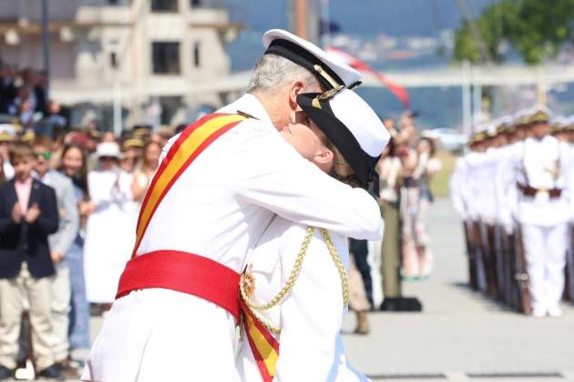 Felipe abraza su hija Leonor Casa Real Felipe abraza su hija Leonor Casa Real