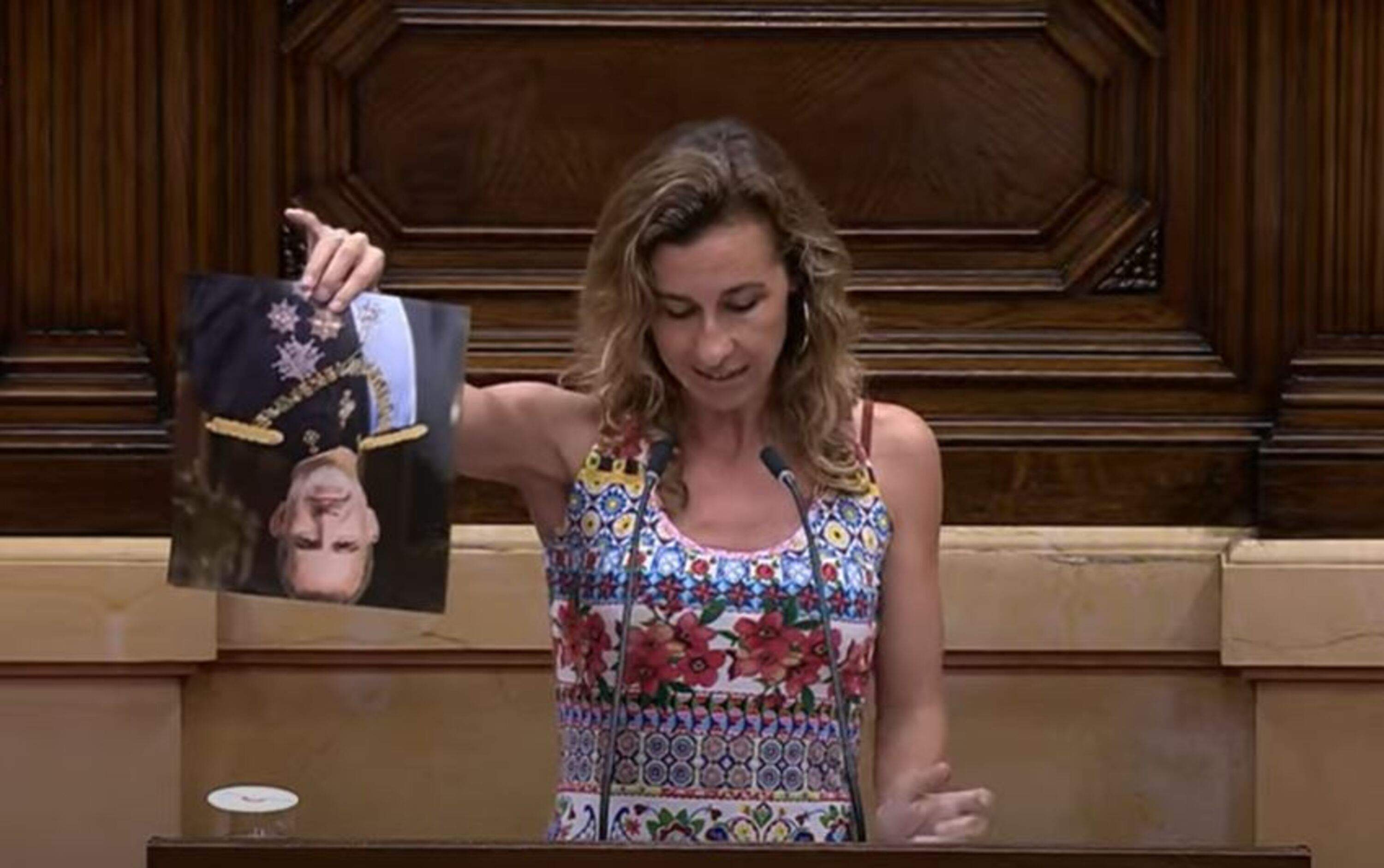 Laia Estrada (CUP) estripa una foto de Felip VI al Parlament i encén PP i Vox