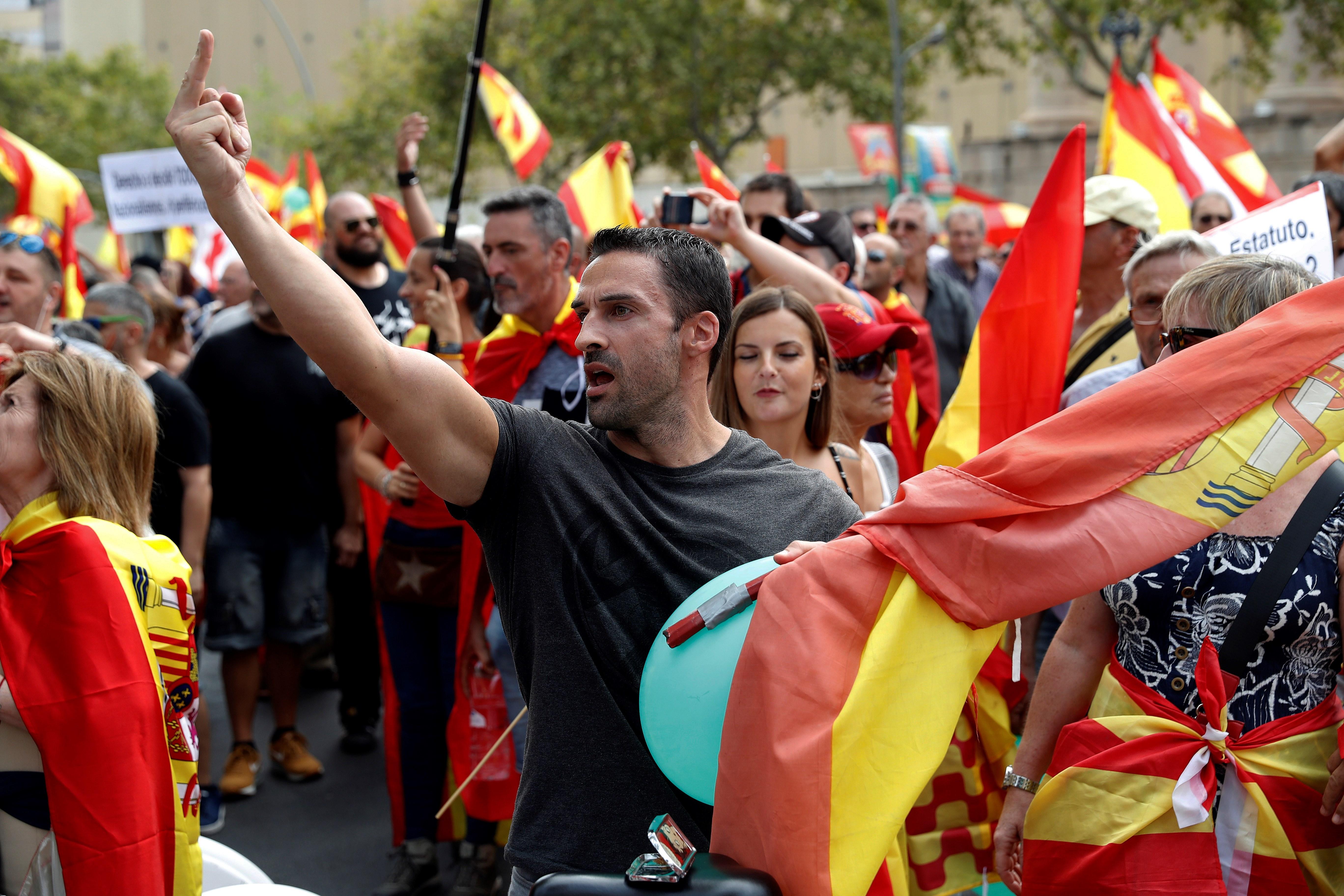 La extrema derecha españolista protesta en el Paral·lel justo antes de la Diada