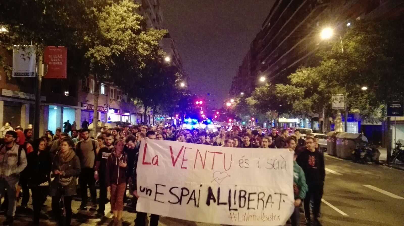 Desalojo tenso del edificio ocupado de Les Corts