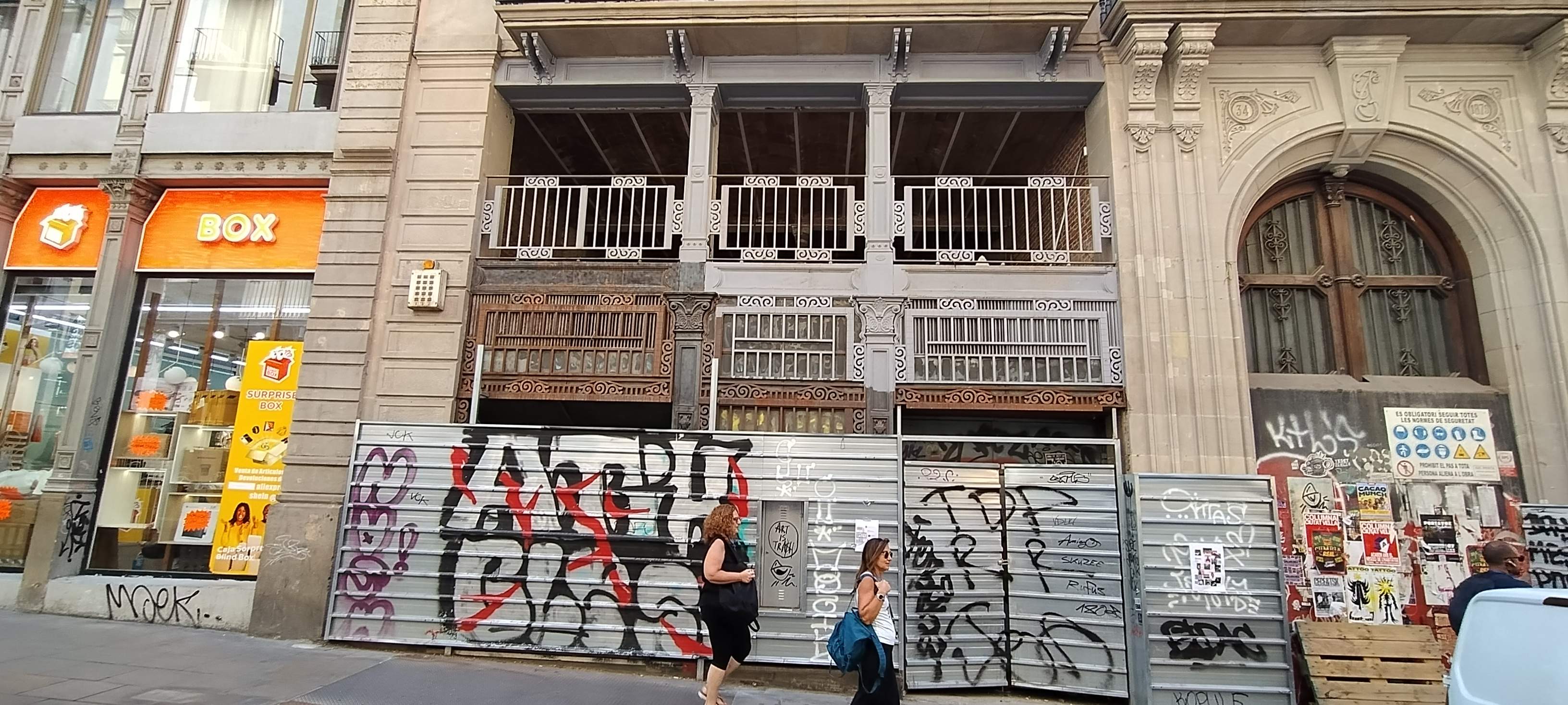 La rehabilitació d’un edifici al carrer Ferran elimina (de moment) la placa en memòria a Gustau Muñoz